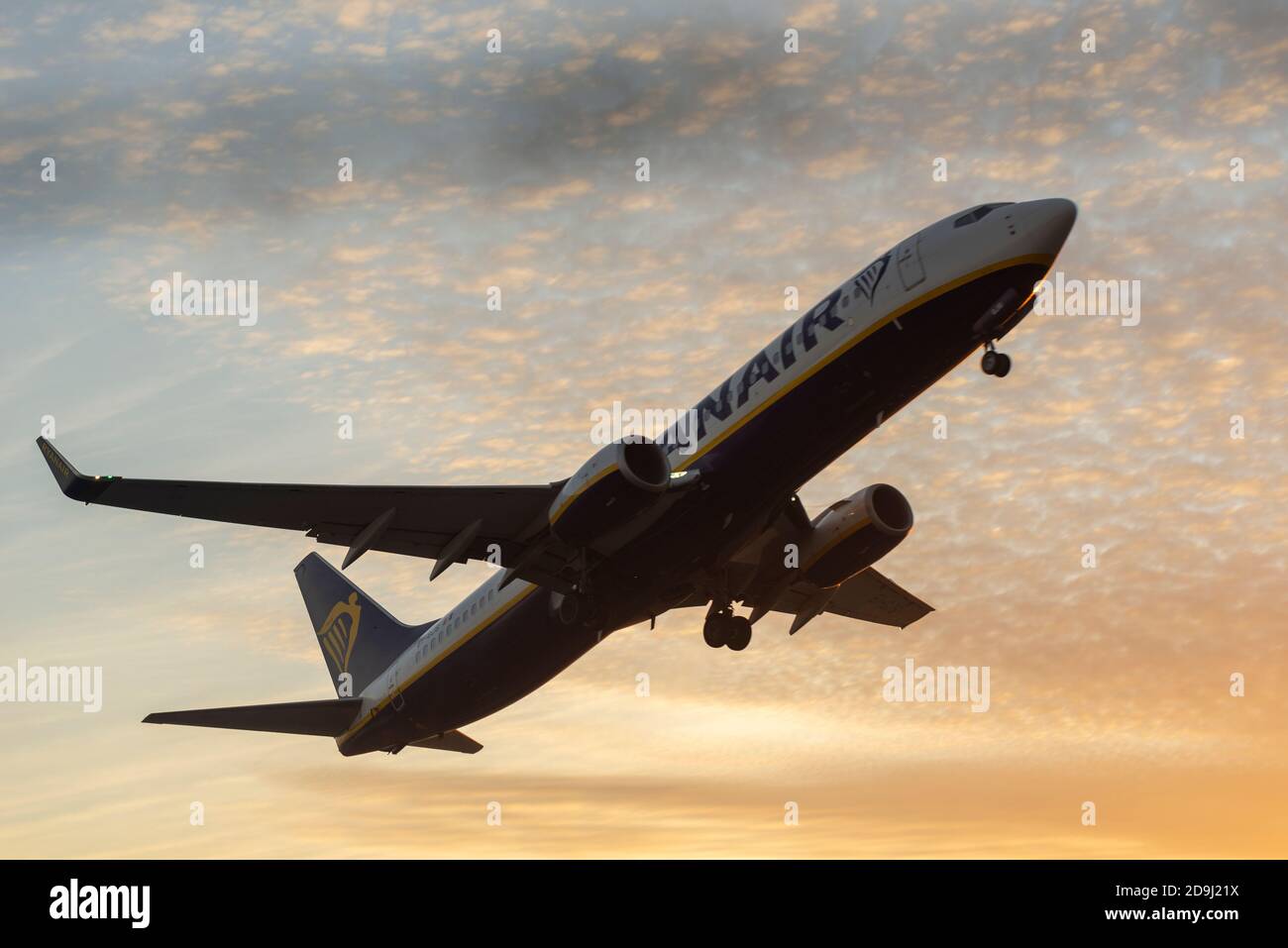 Aeroporto Southend di Londra, Essex, Regno Unito. 6 Nov 2020. Nonostante il Regno Unito sia tornato in stato di blocco, Michael o'Leary, direttore generale di Ryanair, ha dichiarato che non cancelleranno i voli, il che significa che ai passeggeri non verranno offerti rimborsi. Saranno comunque in grado di passare a un volo successivo. Come parte del secondo blocco, il governo britannico ha vietato tutti i viaggi, ma essenziali, in Inghilterra. Il primo volo per partire dall'aeroporto di Southend dal secondo blocco è stato il 45:06 FR2184 per Alicante, Spagna, un paese che ha anche visto un aumento delle infezioni Foto Stock