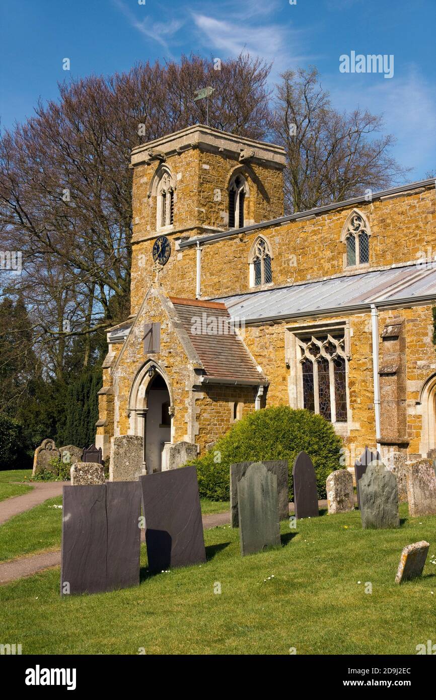 La Chiesa di San Pietro e il cimitero del villaggio di Knossington, Leicestershire, England, Regno Unito Foto Stock