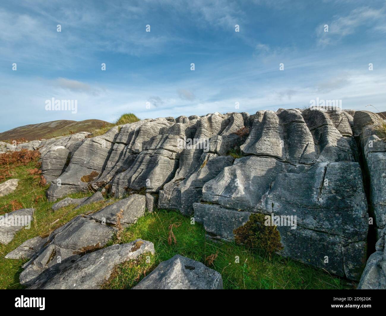 Weathered eroso dolostone / pavimentazione di pietra calcarea formazione di roccia, Strath Suardal SSSI, Broadford, Isola di Skye, Scotland, Regno Unito. Foto Stock