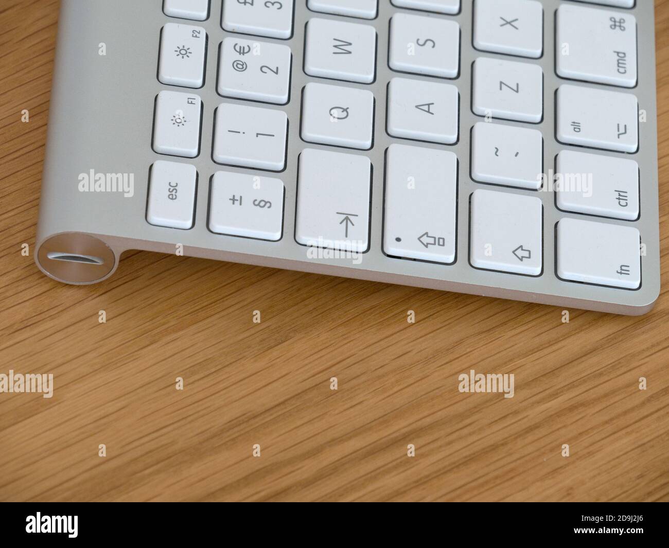 Chiusura del vano batteria con coperchio a vite con slot per monete sulla tastiera Apple Magic. Foto Stock