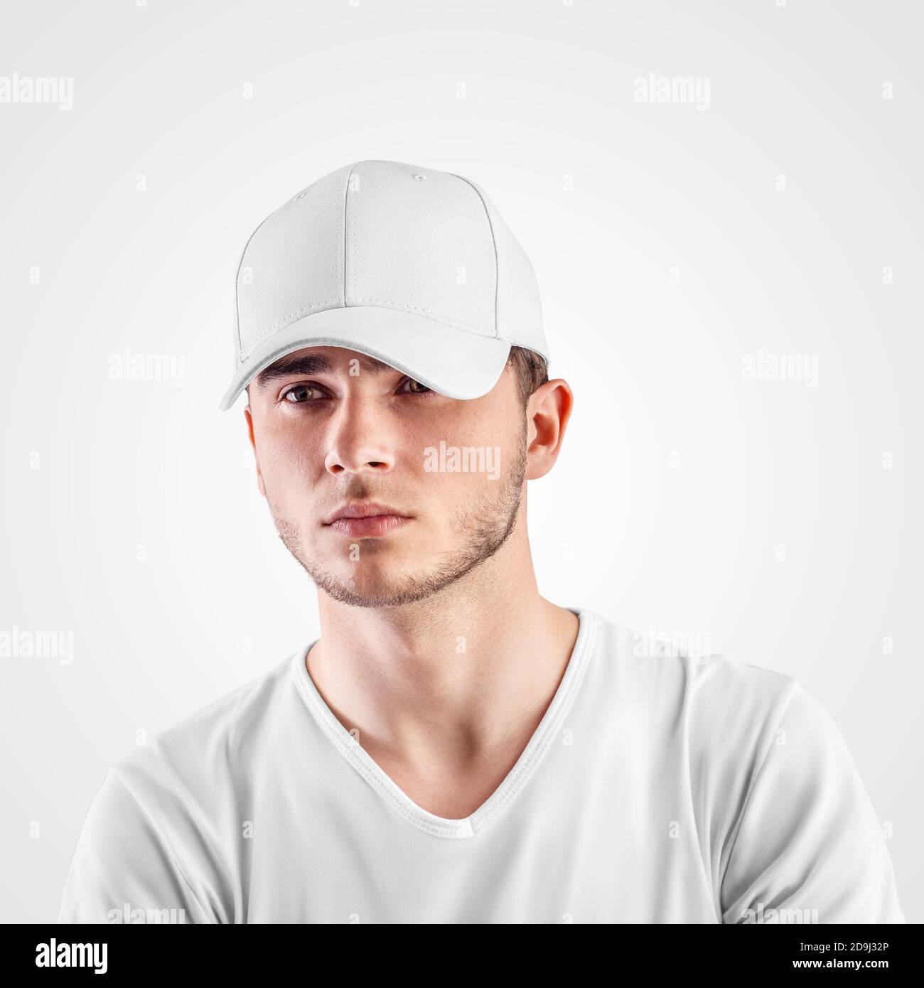 Mockup di un panama sport bianco sulla testa di un ragazzo in una T-shirt, isolato sullo sfondo. Modello a cappello vuoto con visiera, per design e pattern prese Foto Stock