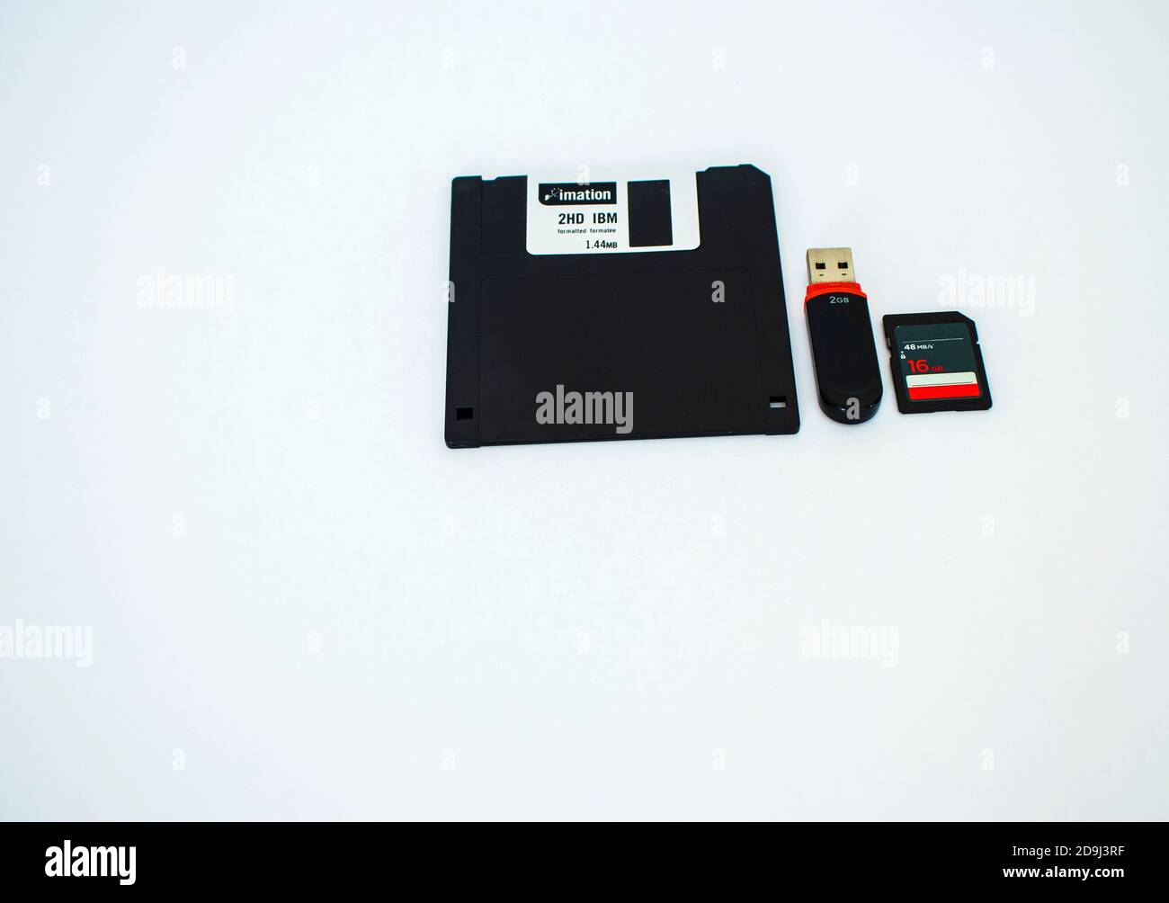 Vecchio floppy disk, flash usb e scheda di memoria su sfondo bianco. All'interno Foto Stock