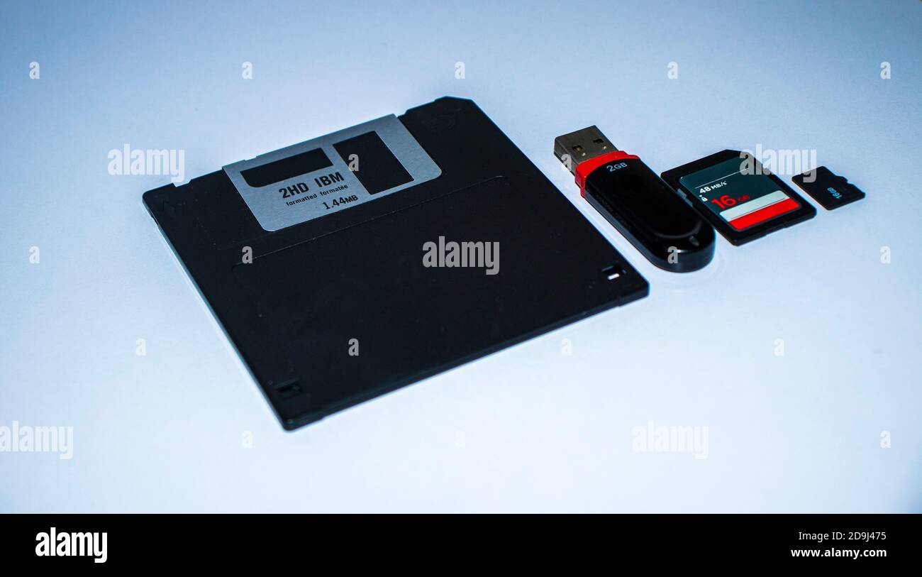 Vecchio floppy disk, flash usb, scheda di memoria e scheda di memoria micro su sfondo bianco. All'interno Foto Stock