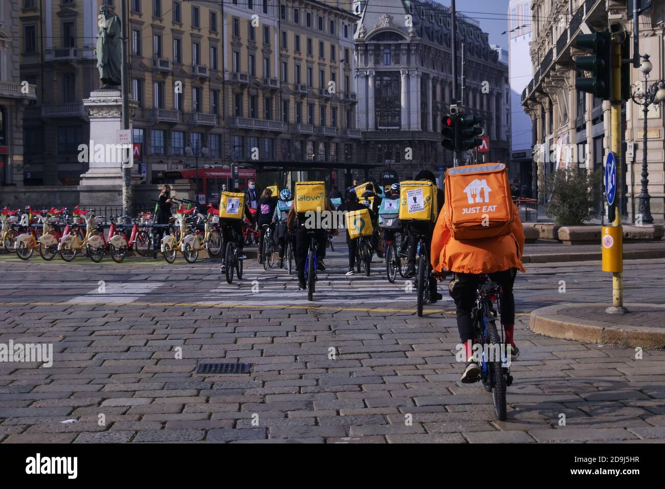 Milano, Italia. 05 novembre 2020. I piloti milanesi, in piazza Duomo e nelle strade di Milano con 'trike, sciopero' canta per protestare contro l'accordo sindacale firmato da UGL. Quattro giorni di sciopero sono proclamati dalla piazza. Da oggi fino a domenica i combattenti disattivano le app per le consegne '. (Foto di Luca ponti/Pacific Press) Credit: Pacific Press Media Production Corp./Alamy Live News Foto Stock