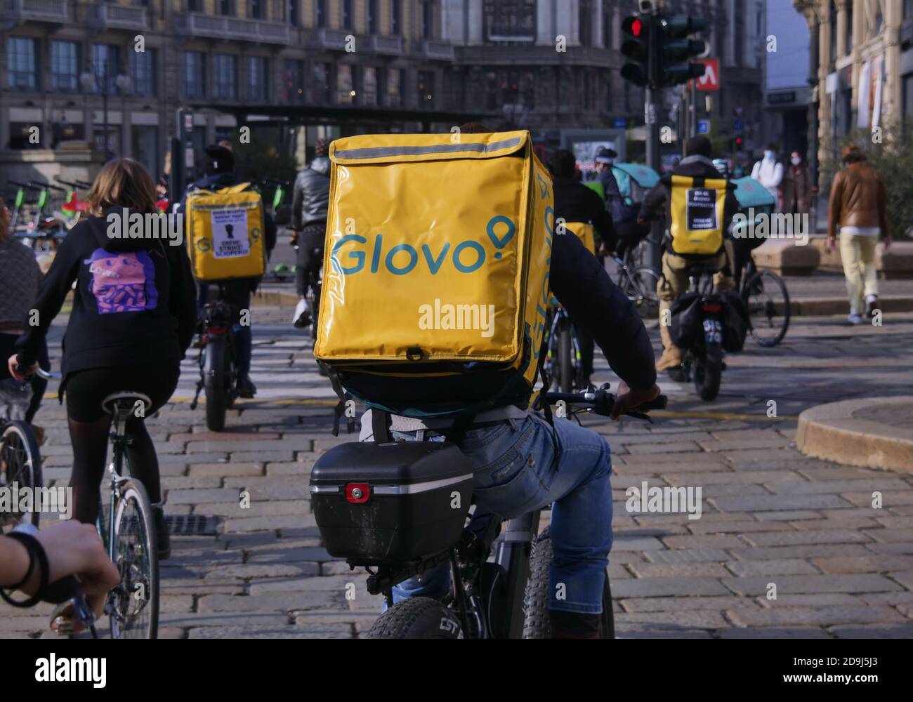 Milano, Italia. 05 novembre 2020. I piloti milanesi, in piazza Duomo e nelle strade di Milano con 'trike, sciopero' canta per protestare contro l'accordo sindacale firmato da UGL. Quattro giorni di sciopero sono proclamati dalla piazza. Da oggi fino a domenica i combattenti disattivano le app per le consegne '. (Foto di Luca ponti/Pacific Press) Credit: Pacific Press Media Production Corp./Alamy Live News Foto Stock