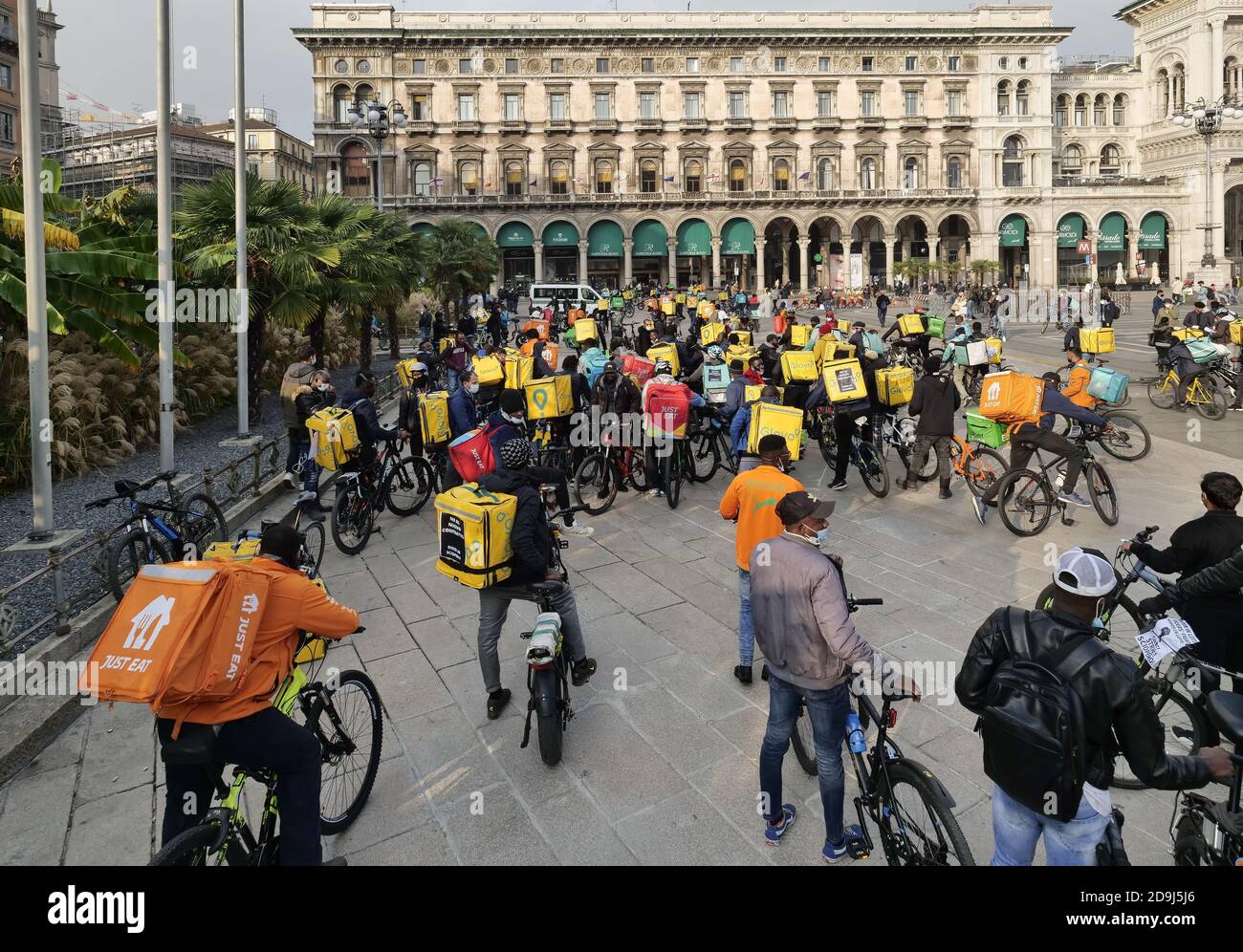 Milano, Italia. 05 novembre 2020. I piloti milanesi, in piazza Duomo e nelle strade di Milano con 'trike, sciopero' canta per protestare contro l'accordo sindacale firmato da UGL. Quattro giorni di sciopero sono proclamati dalla piazza. Da oggi fino a domenica i combattenti disattivano le app per le consegne '. (Foto di Luca ponti/Pacific Press) Credit: Pacific Press Media Production Corp./Alamy Live News Foto Stock