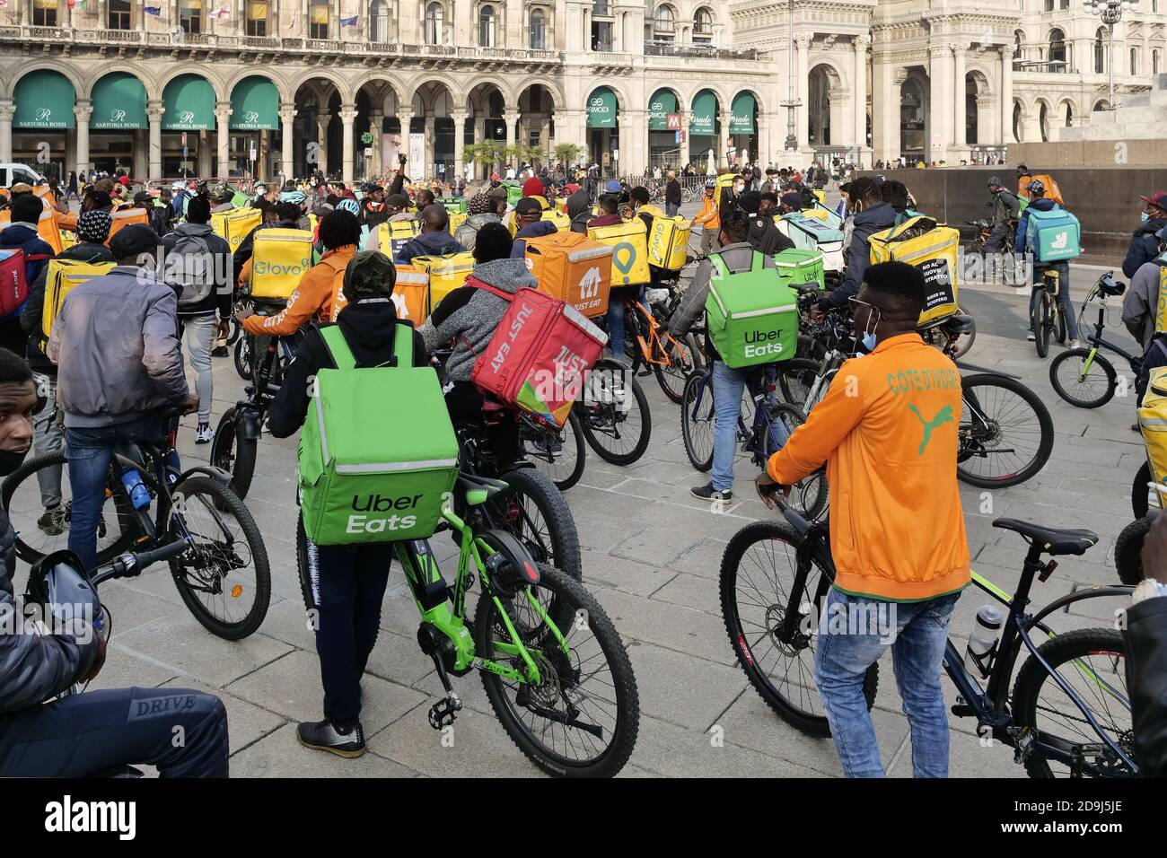 Milano, Italia. 05 novembre 2020. I piloti milanesi, in piazza Duomo e nelle strade di Milano con 'trike, sciopero' canta per protestare contro l'accordo sindacale firmato da UGL. Quattro giorni di sciopero sono proclamati dalla piazza. Da oggi fino a domenica i combattenti disattivano le app per le consegne '. (Foto di Luca ponti/Pacific Press) Credit: Pacific Press Media Production Corp./Alamy Live News Foto Stock