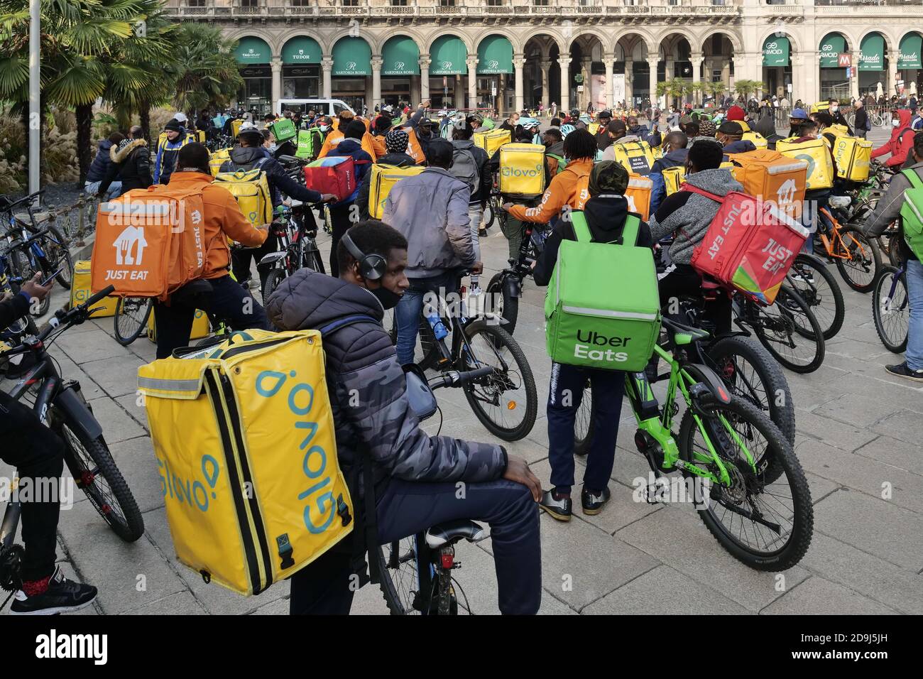 Milano, Italia. 05 novembre 2020. I piloti milanesi, in piazza Duomo e nelle strade di Milano con 'trike, sciopero' canta per protestare contro l'accordo sindacale firmato da UGL. Quattro giorni di sciopero sono proclamati dalla piazza. Da oggi fino a domenica i combattenti disattivano le app per le consegne '. (Foto di Luca ponti/Pacific Press) Credit: Pacific Press Media Production Corp./Alamy Live News Foto Stock