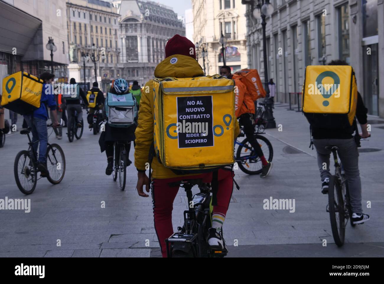 Milano, Italia. 05 novembre 2020. I piloti milanesi, in piazza Duomo e nelle strade di Milano con 'trike, sciopero' canta per protestare contro l'accordo sindacale firmato da UGL. Quattro giorni di sciopero sono proclamati dalla piazza. Da oggi fino a domenica i combattenti disattivano le app per le consegne '. (Foto di Luca ponti/Pacific Press) Credit: Pacific Press Media Production Corp./Alamy Live News Foto Stock