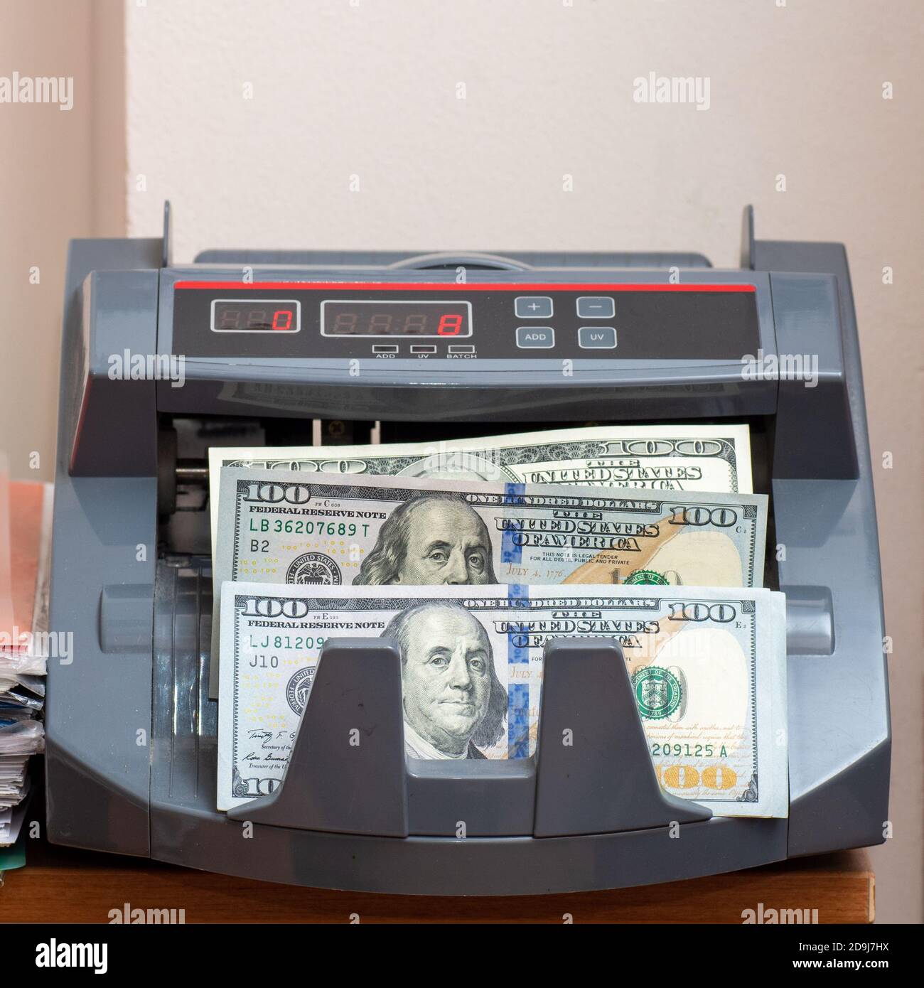 Electronic Money Counter conta le banconote da cento dollari americane. Foto Stock