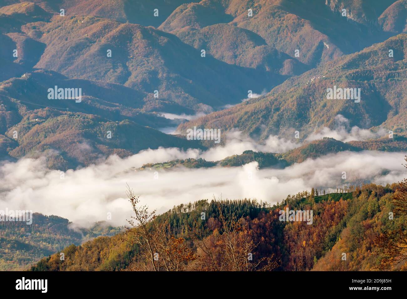 Bella vista panoramica aerea della Garfagnana da San Pellegrino in Alpe, con colori autunnali e basse nuvole nelle valli sottostanti, Italia Foto Stock
