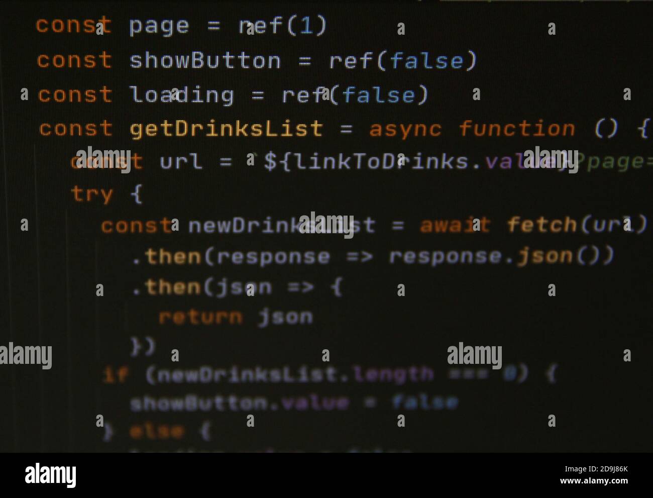 Il codice JavaScript del programma sullo schermo nero del computer. Il concetto di sito web, internet, sicurezza informatica, hacking e software. Foto Stock