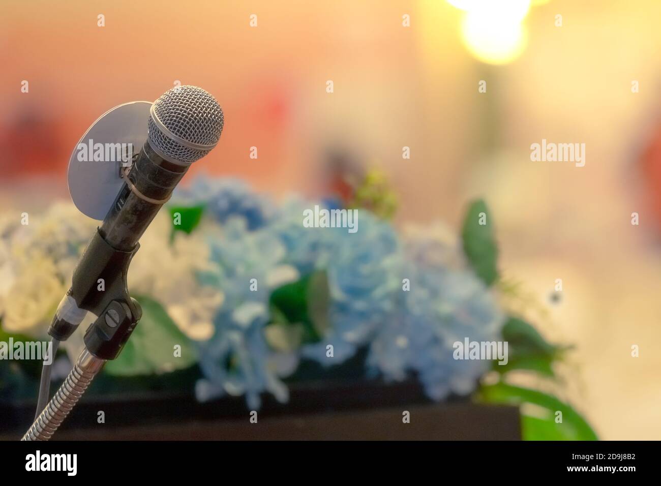 Microfono sul palco del podio per parlare in pubblico o parlare in sala conferenze. Microfono per altoparlante sul palco dell'evento. Riunione e presentazione in s. Foto Stock