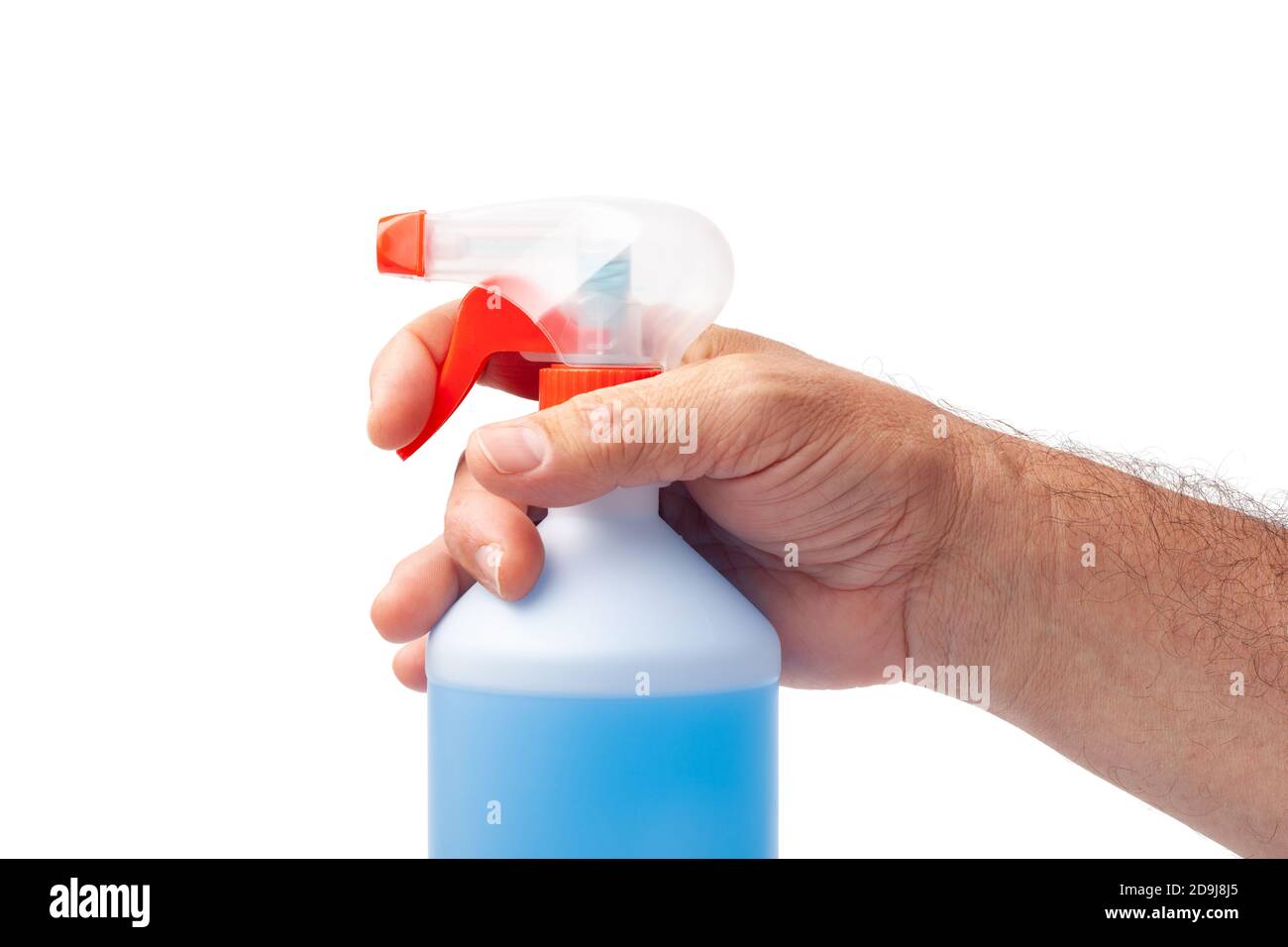 Mano umana che sorregge un flacone spray di plastica grande con disinfettante isolato su bianco. Immagine con un tracciato. Foto Stock