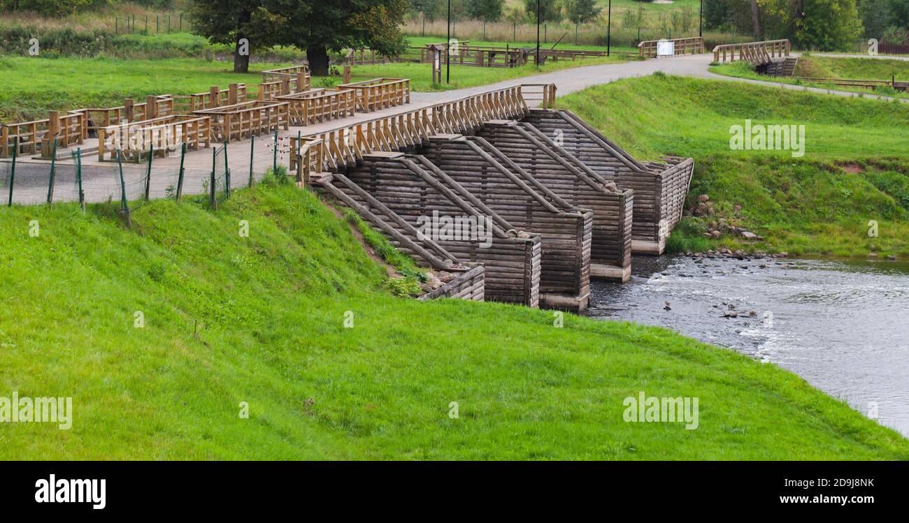 Serratura di legno sul fiume Tikhvinka. Parte del sistema idrico Tikhvinskaya Foto Stock