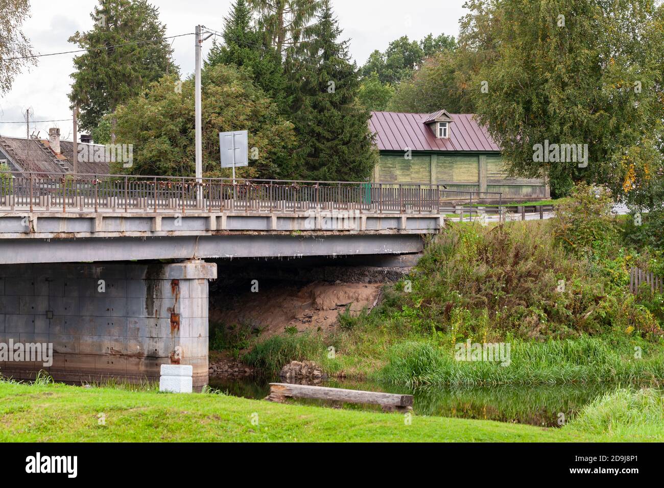 Ponte sul fiume Elena, Staraya Ladoga vista sulla località rurale Foto Stock