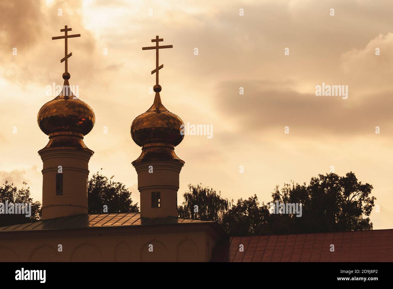 Foto di silhouette della cupola dorata della Cattedrale di Tikhvin di Dormizione in serata. Russia Foto Stock