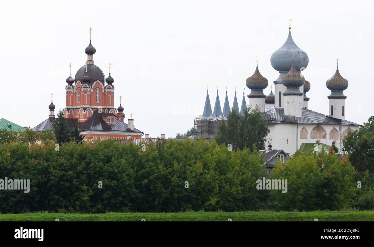 Paesaggio di Tikhvin con la Cattedrale della Dormizione sotto il cielo sovrastato a. giorno Foto Stock