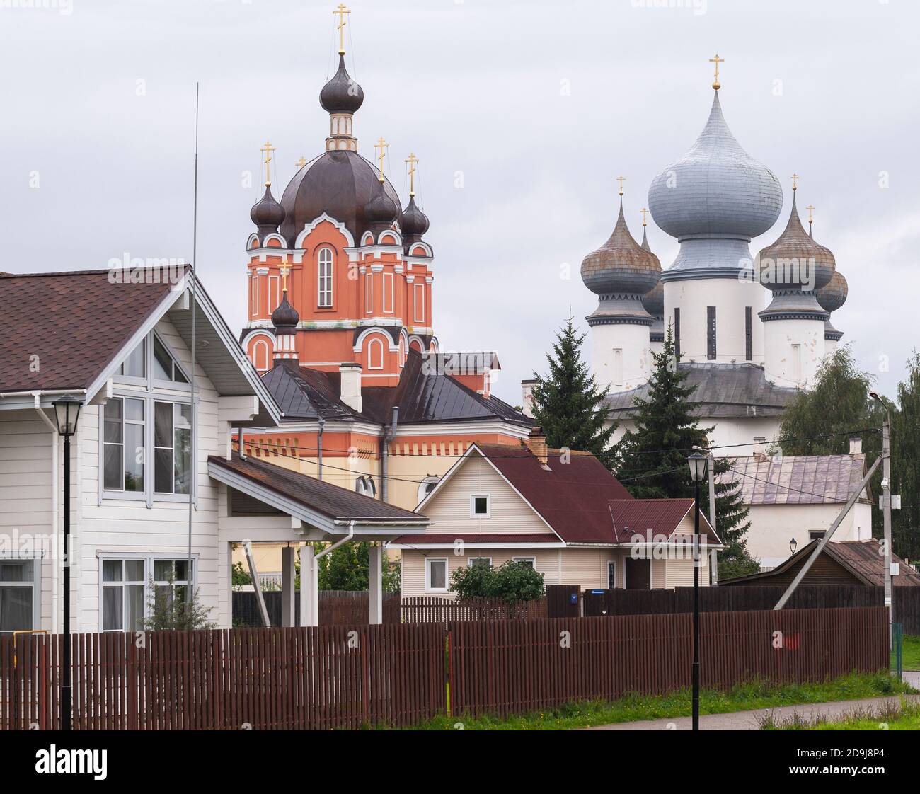 Vista sulla strada di Tikhvin con Cattedrale di Dormizione di giorno Foto Stock