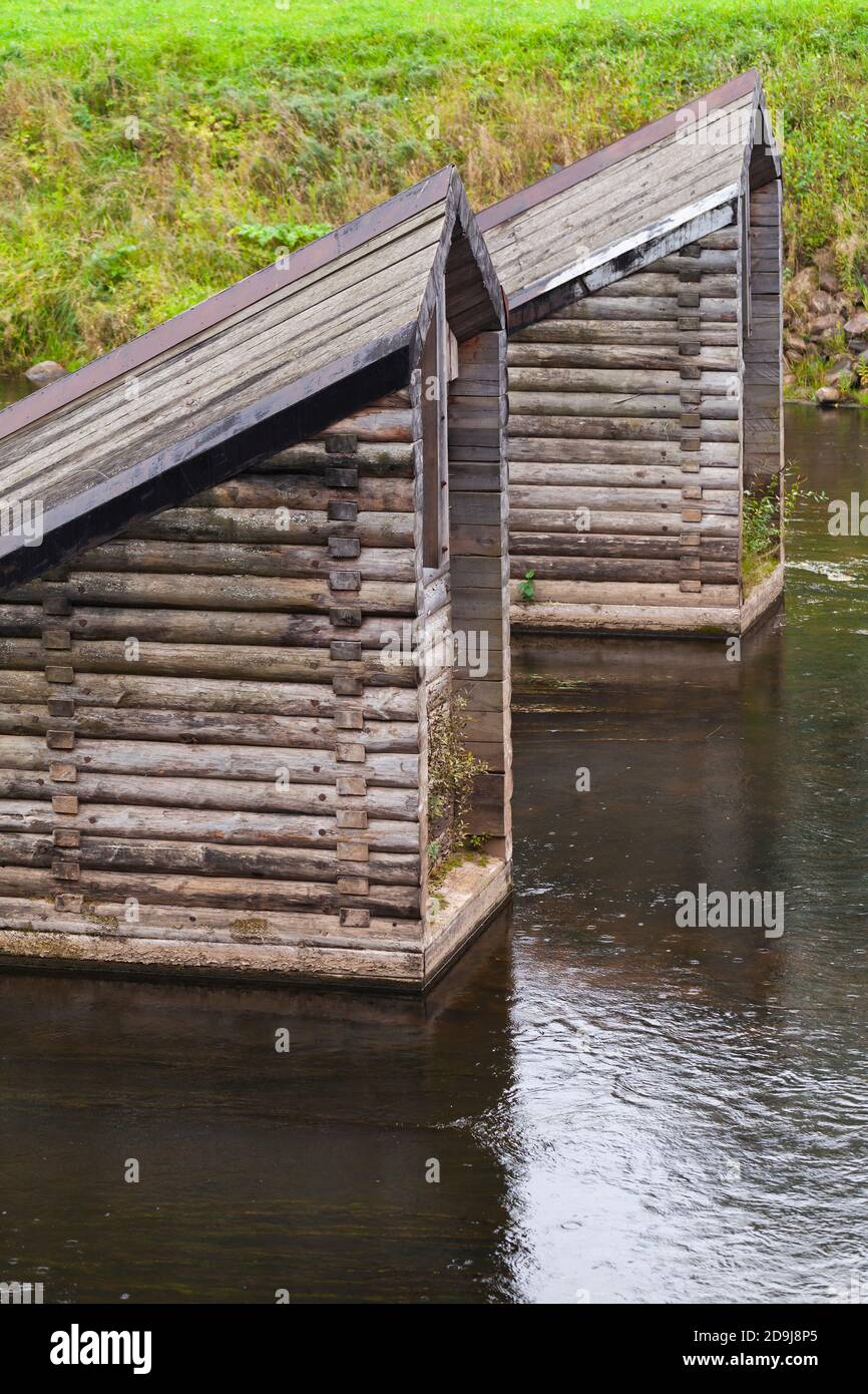 Strutture di blocco in legno del fiume Tikhvinka. Parte del sistema idrico Tikhvinskaya. Foto verticale Foto Stock