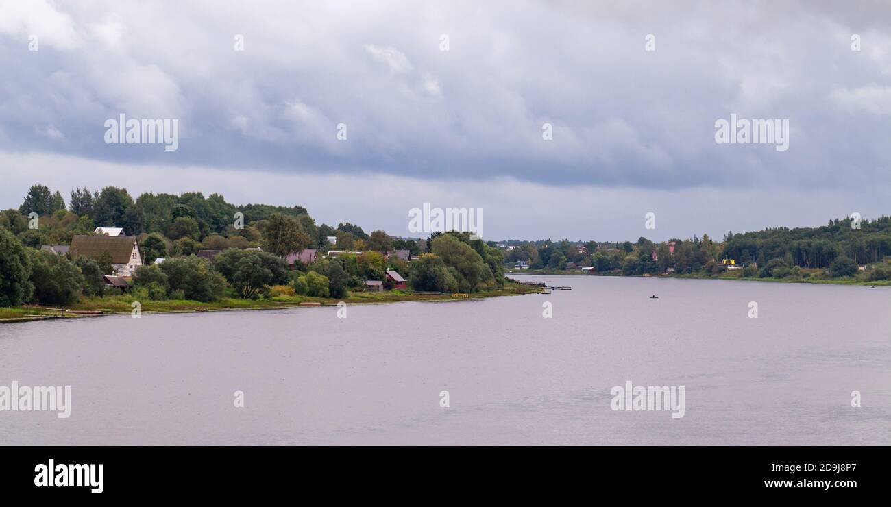 Staraya Ladoga località rurale paesaggio. Fiume Volkhov al giorno nuvoloso Foto Stock