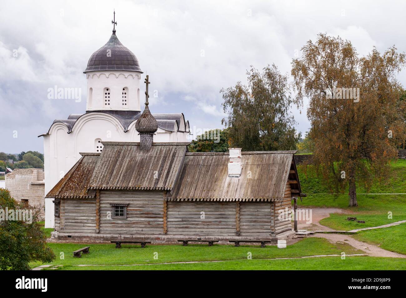 Antica cappella in legno e Chiesa di San Giorgio nella Fortezza di Ladoga. Staraya Ladoga, Russia Foto Stock