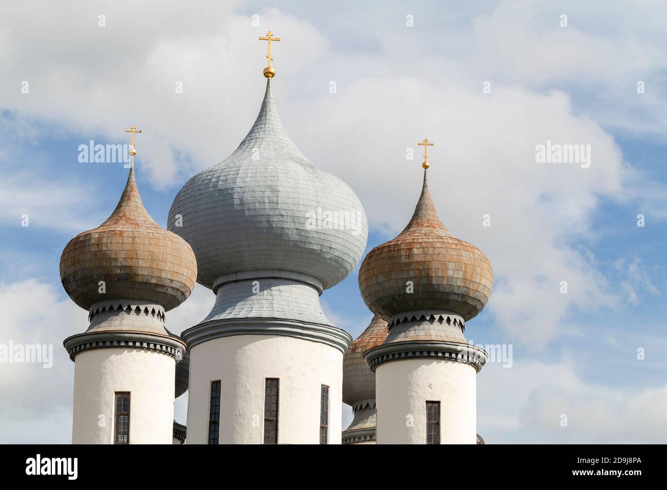 Cupole con di Tikhvin Cattedrale di Dormizione sono sotto nuvoloso cielo Foto Stock
