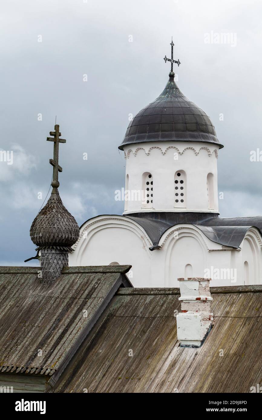 Chiesa di San Giorgio e vecchia cappella in legno nella Fortezza di Ladoga. Staraya Ladoga, Russia Foto Stock