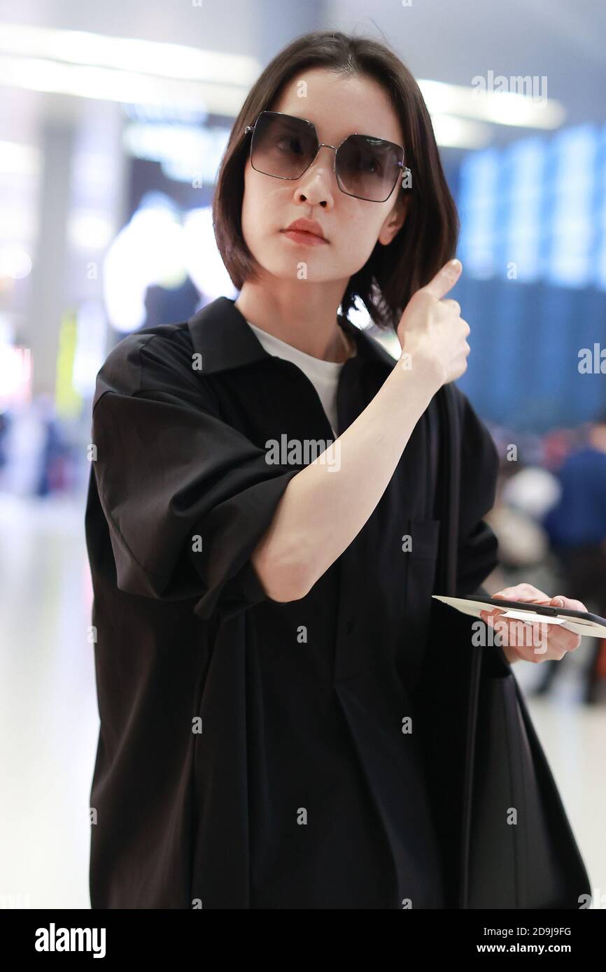 Attrice cinese, modello, ed ex ballerino Du Juan arriva in un aeroporto di Shanghai prima della partenza a Shanghai, Cina, 19 ottobre 2020. Foto Stock