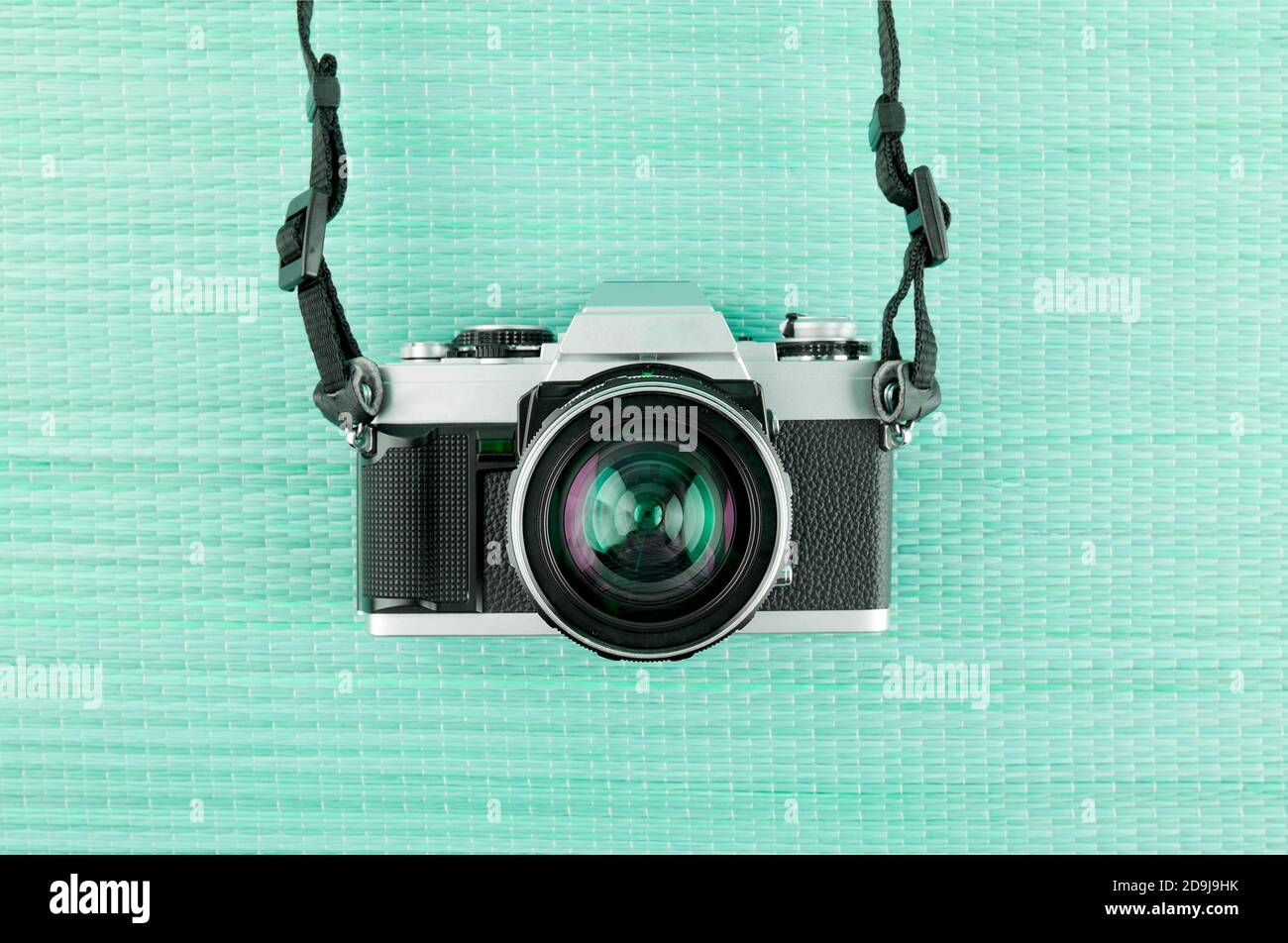 Videocamera vintage su sfondo azzurro. Foto Stock