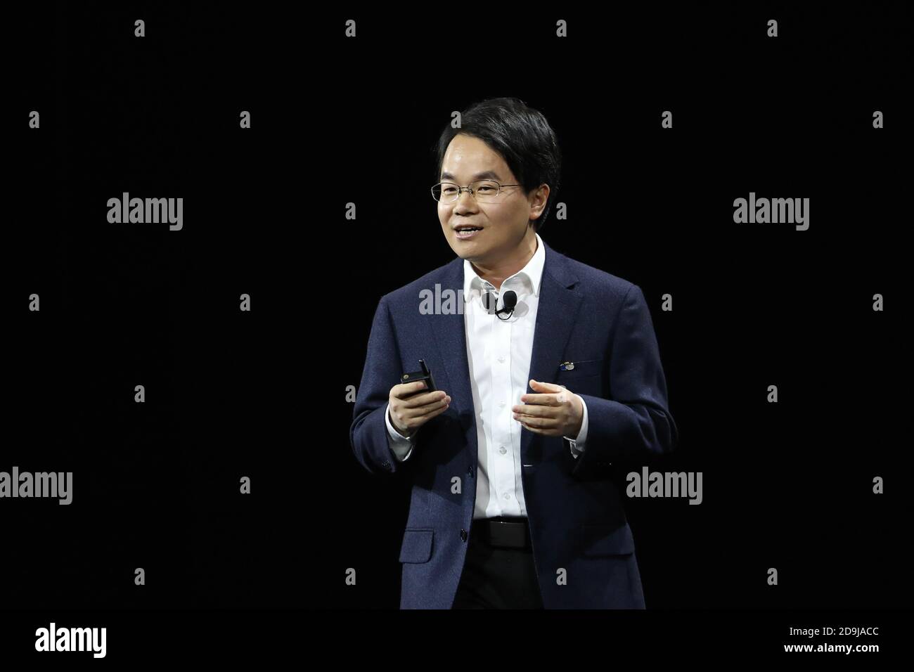 WU Dezhou, presidente di Xinshi Lab, ha tenuto un discorso al lancio del nuovo prodotto di Jianguo Mobile Phone 2020 a Pechino, Cina, il 20 ottobre 2020. Foto Stock