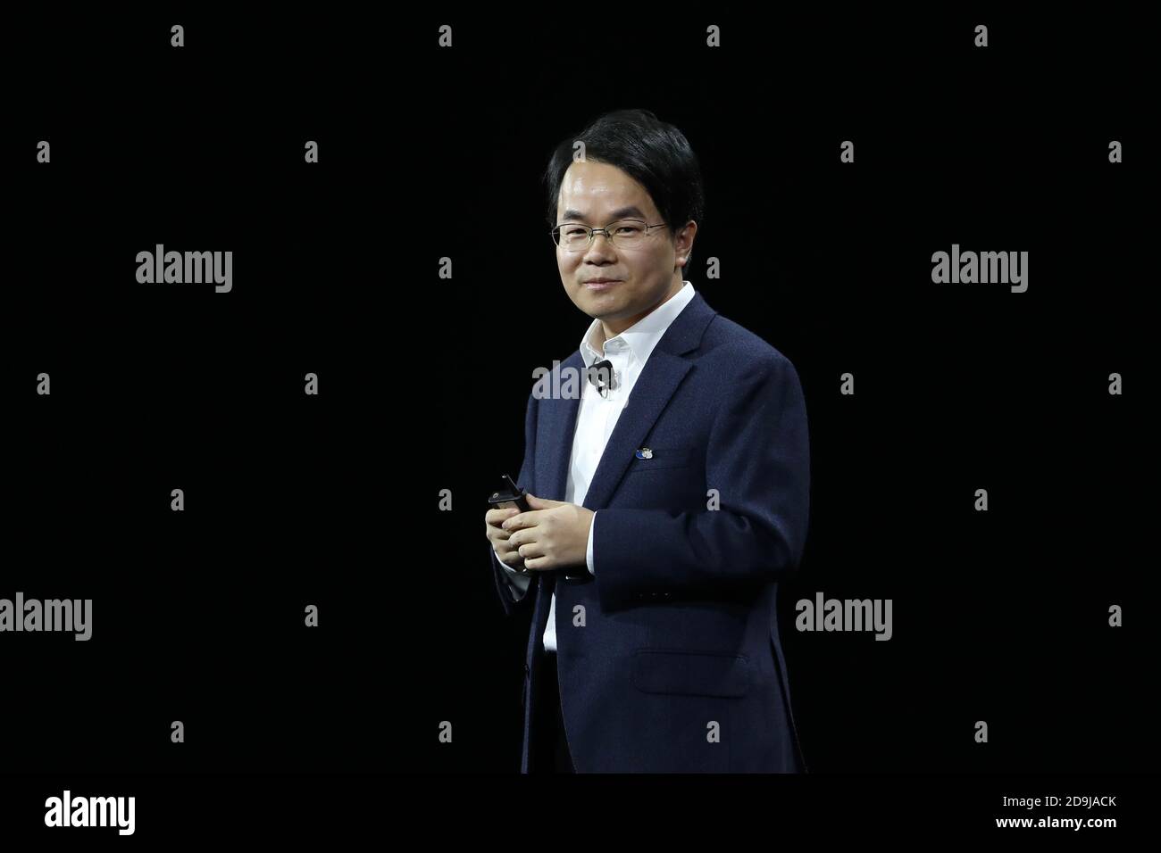 WU Dezhou, presidente di Xinshi Lab, ha tenuto un discorso al lancio del nuovo prodotto di Jianguo Mobile Phone 2020 a Pechino, Cina, il 20 ottobre 2020. Foto Stock