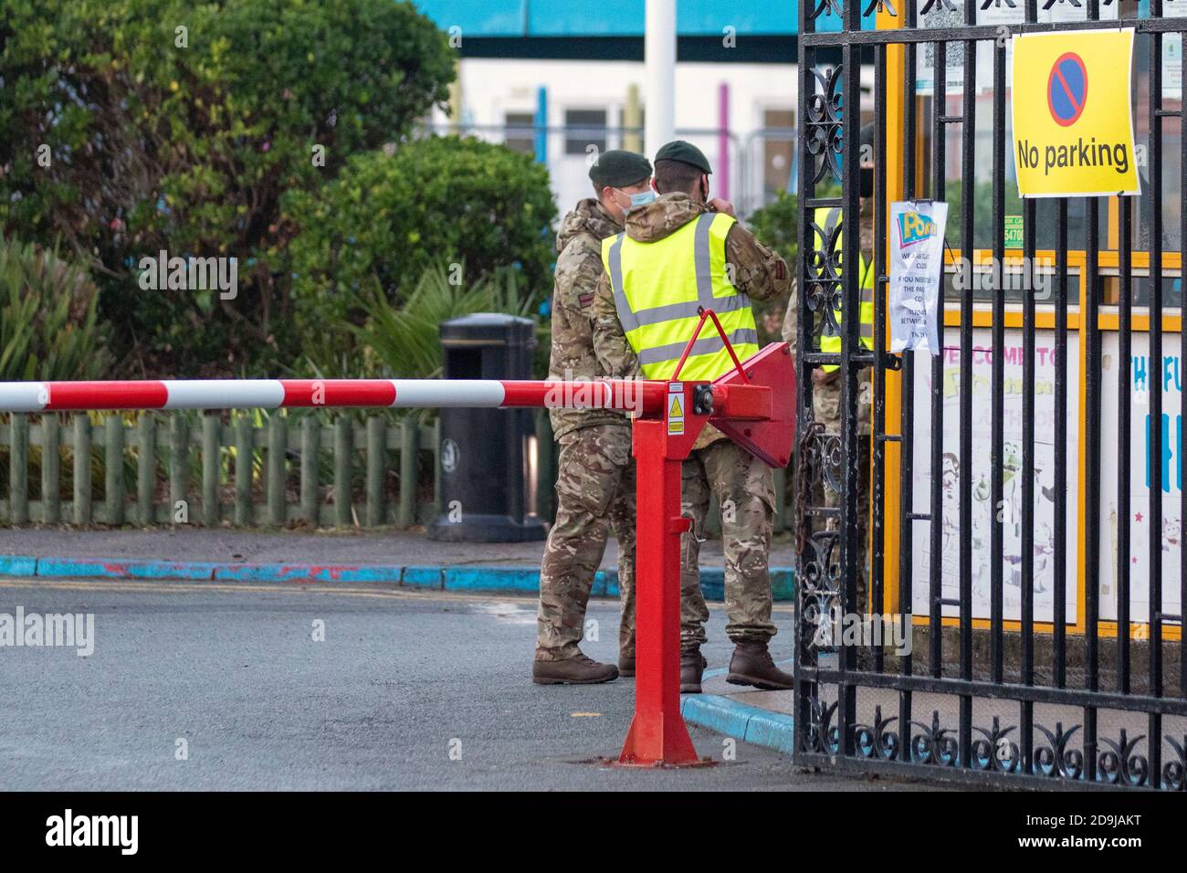 Southport, Merseyside. Regno Unito Meteo. 6 novembre 2020. Dawn si rompe sul Pontins Holiday Camp ad Ainsdale mentre i soldati della Army Medical Corp si imbarcarono su pullman civili durante il tragitto per Liverpool, per la prima proiezione del centro di massa della città degli UK per Covid 19. L'operazione di test a livello di città inizierà a Liverpool da oggi, con 2,000 militari che istituiranno fino a 85 nuove stazioni di test per offrire a tutti i cittadini test regolari. Credito; MediaWorldImages/AlamyLiveNews Foto Stock