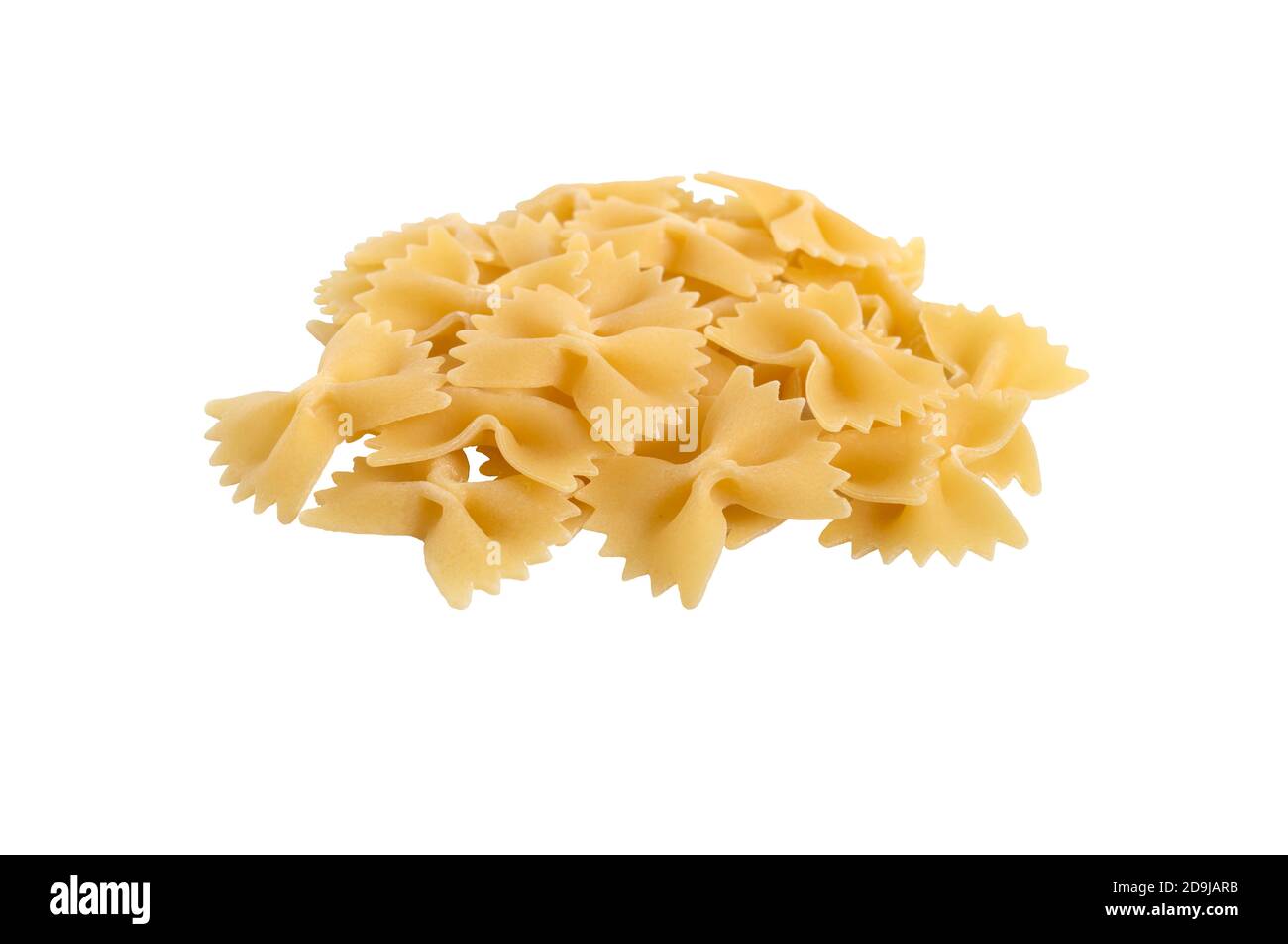 Mucchio di pasta farfalle non cotta isolato su sfondo bianco Foto Stock