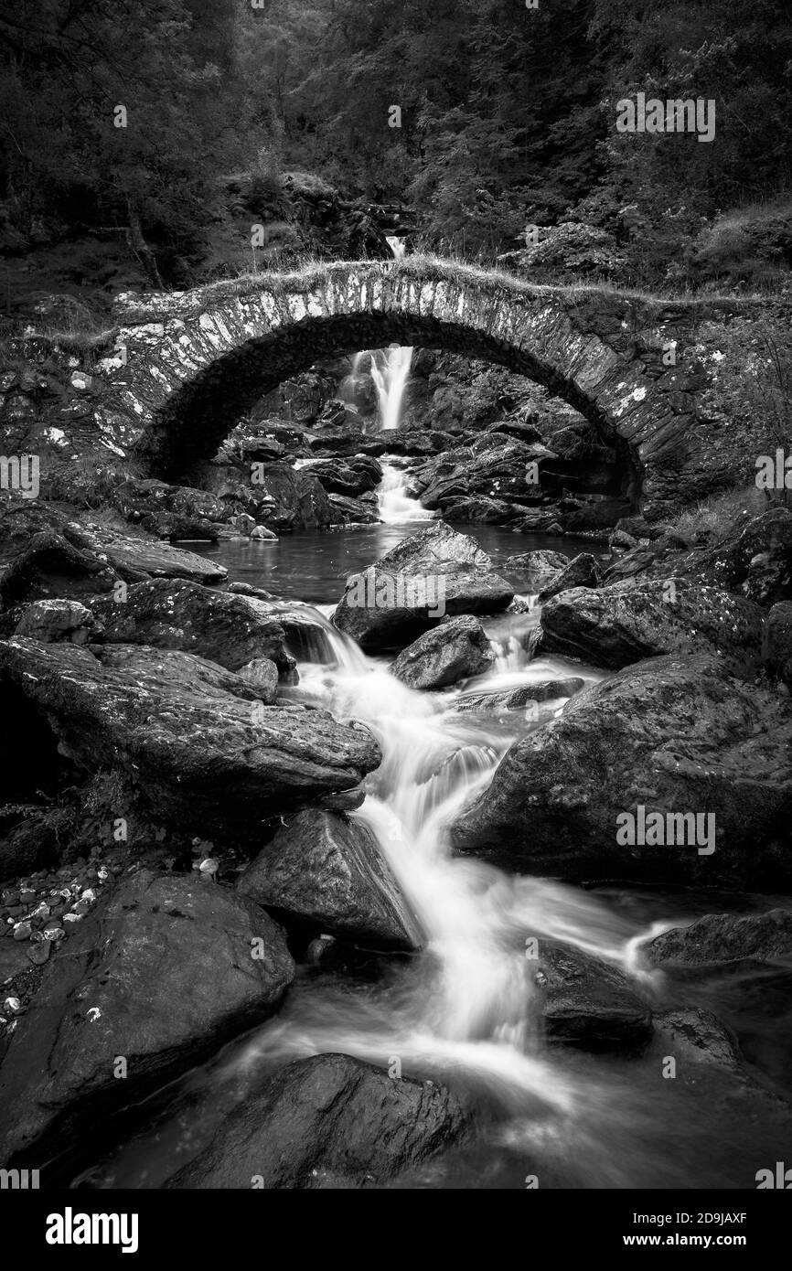 Ponte Packhorse a Glen Lione, Perth e Kinross, Scozia. Conosciuto localmente come il Ponte Romano. Bianco e nero Foto Stock