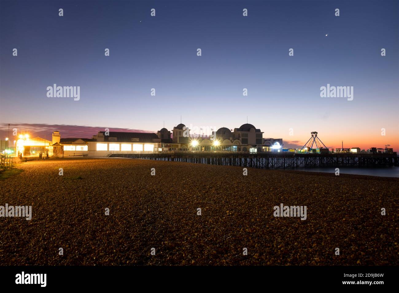 Southsea Hampshire 6 novembre 2020. Tempo glorioso alba su South Parade Pier Southsea. Credit Paul Chambers/Alamy Live News Foto Stock