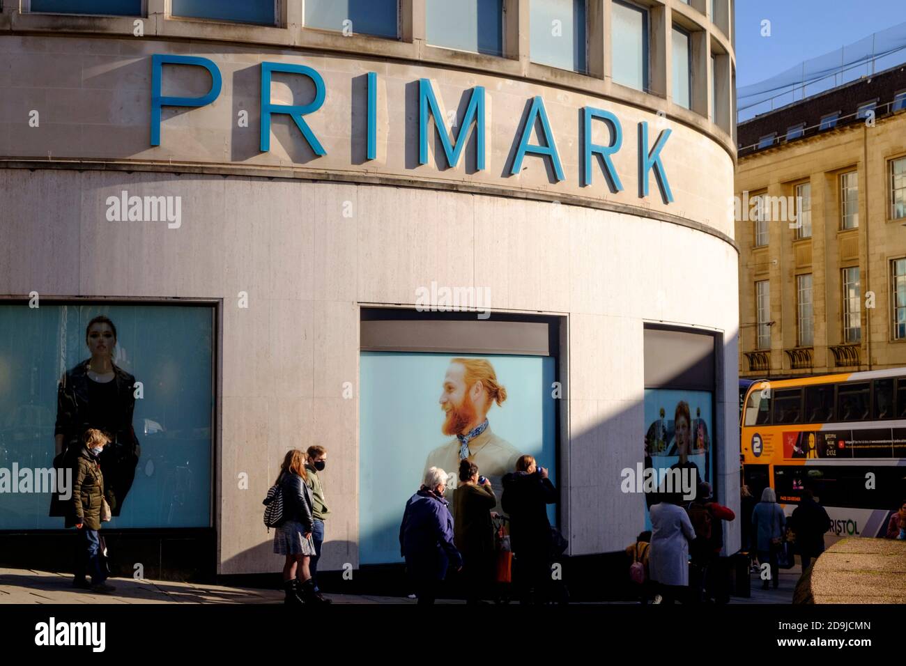 Le persone che si trovano fuori dal negozio Primark di Bristol prima dell'inizio della chiusura della covid-19 Autunno. Foto Stock