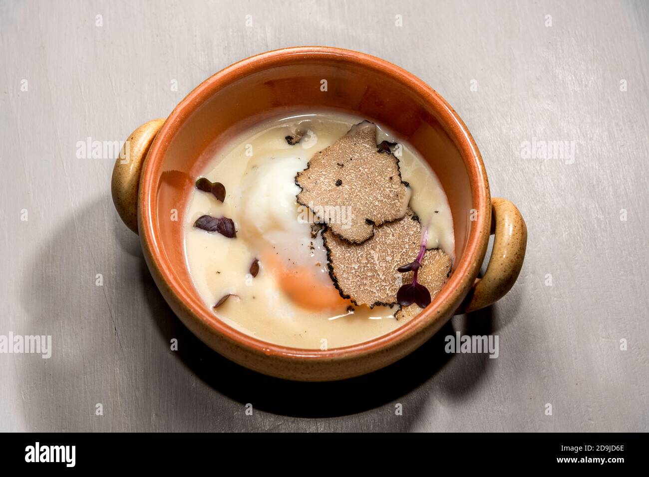 Uova al forno e fonduta di formaggio ​​fontina con tartufo a fette cocotte Foto Stock