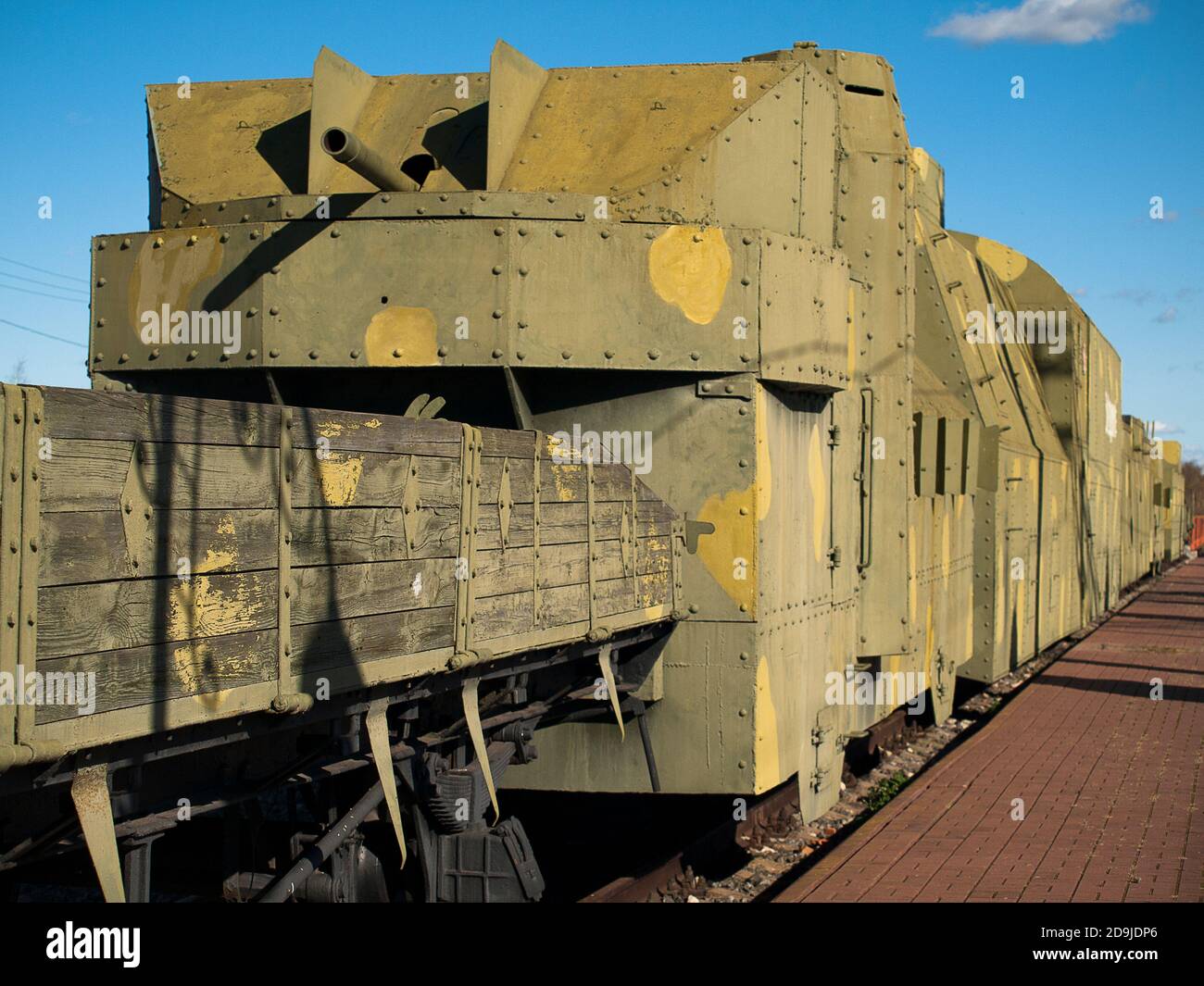 Vecchio treno corazzato alla piattaforma della stazione ferroviaria Foto Stock