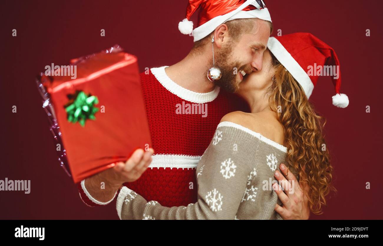 Felice giovane coppia che si diverte a festeggiare le vacanze di Natale Foto Stock