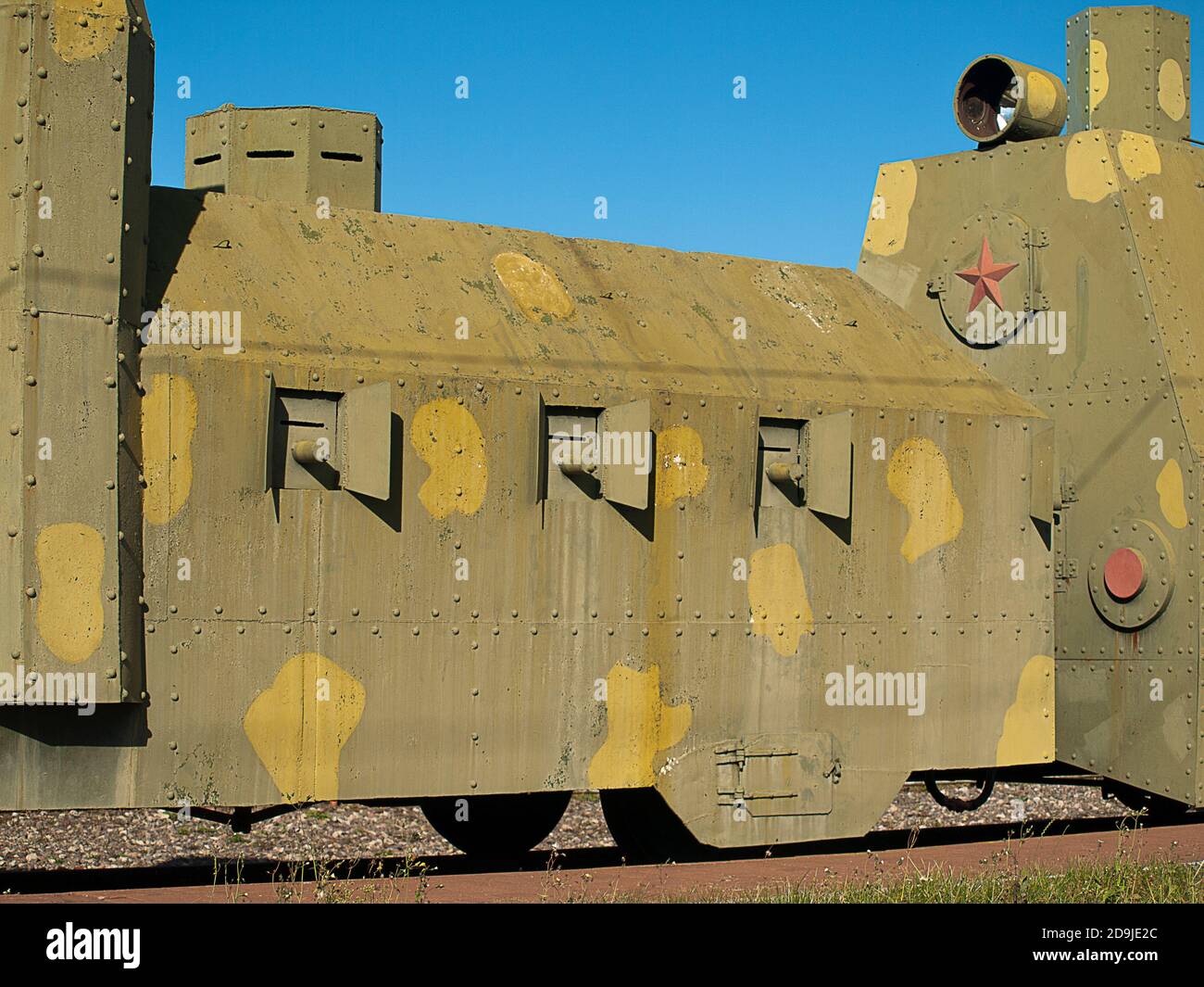 Vecchio treno corazzato alla piattaforma della stazione ferroviaria Foto Stock