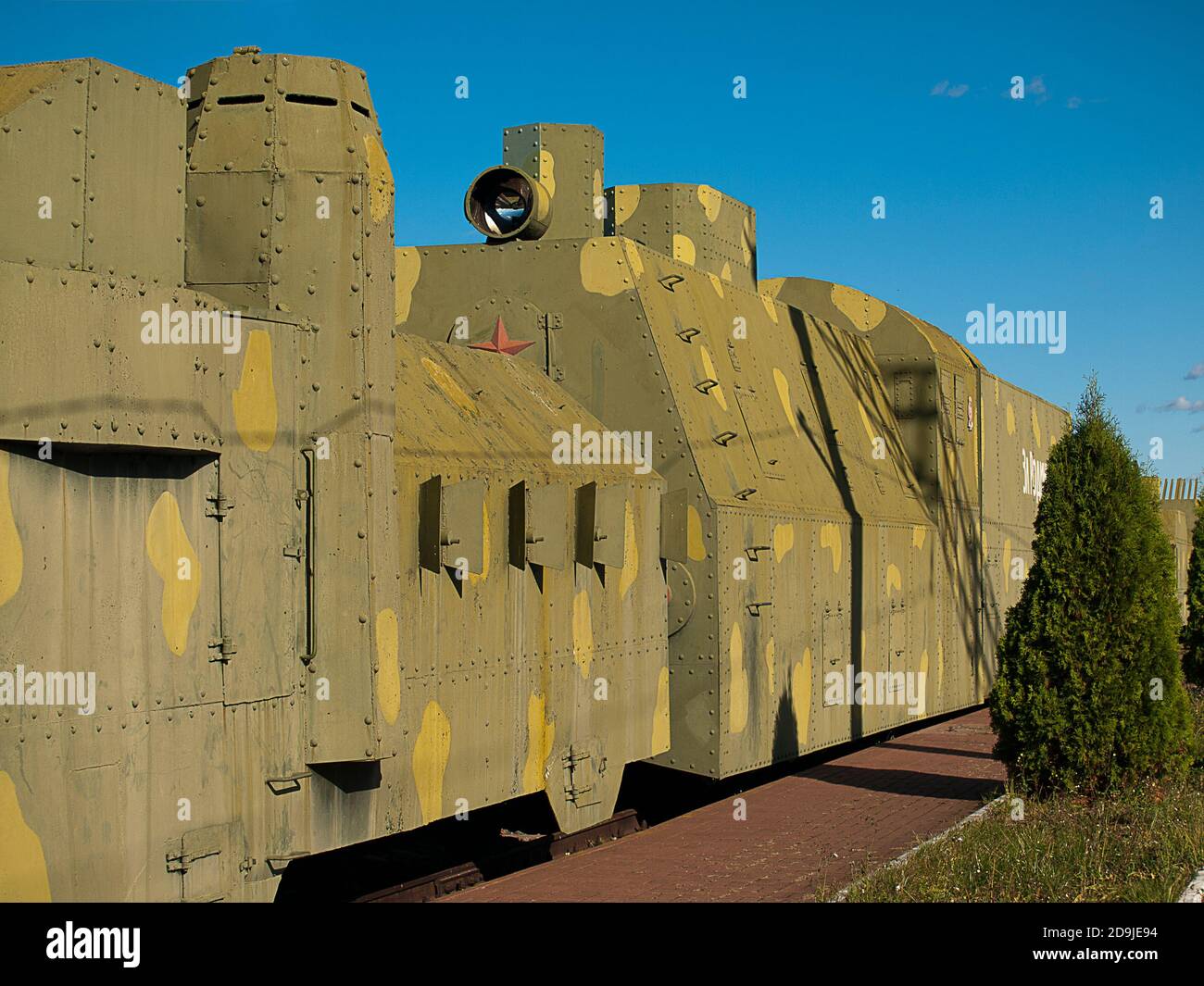 Vecchio treno corazzato alla piattaforma della stazione ferroviaria Foto Stock