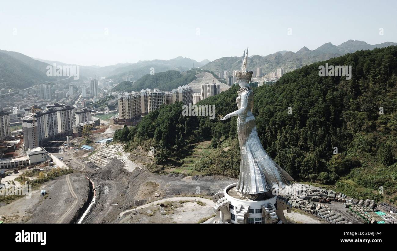 La vista della statua gigante della dea Miao Yang Asha nella contea di Jianhe, Qiandongnan Miao e nella prefettura autonoma di Dong, il GU della Cina sud-occidentale Foto Stock