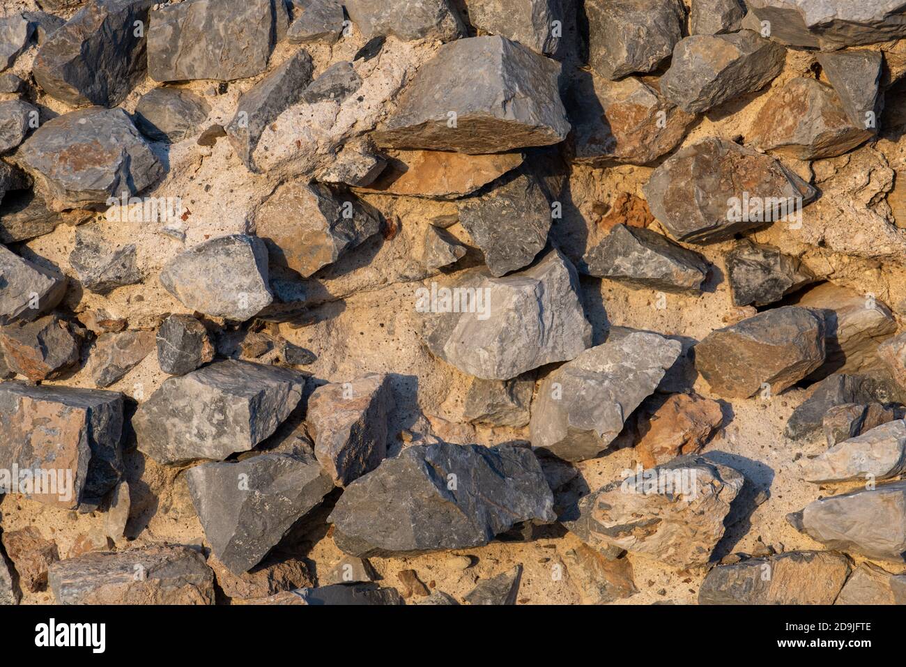 Vista dall'alto di ghiaia sassi schiacciati sulla sabbia Foto Stock