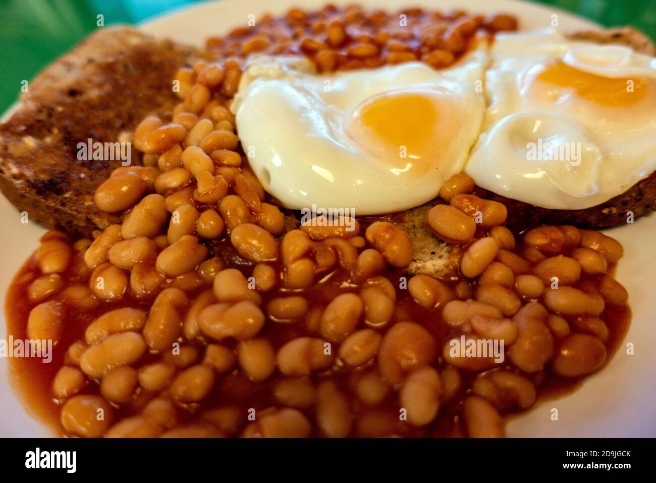 Colazione all'inglese: Uova e fagioli sul pane tostato Foto Stock