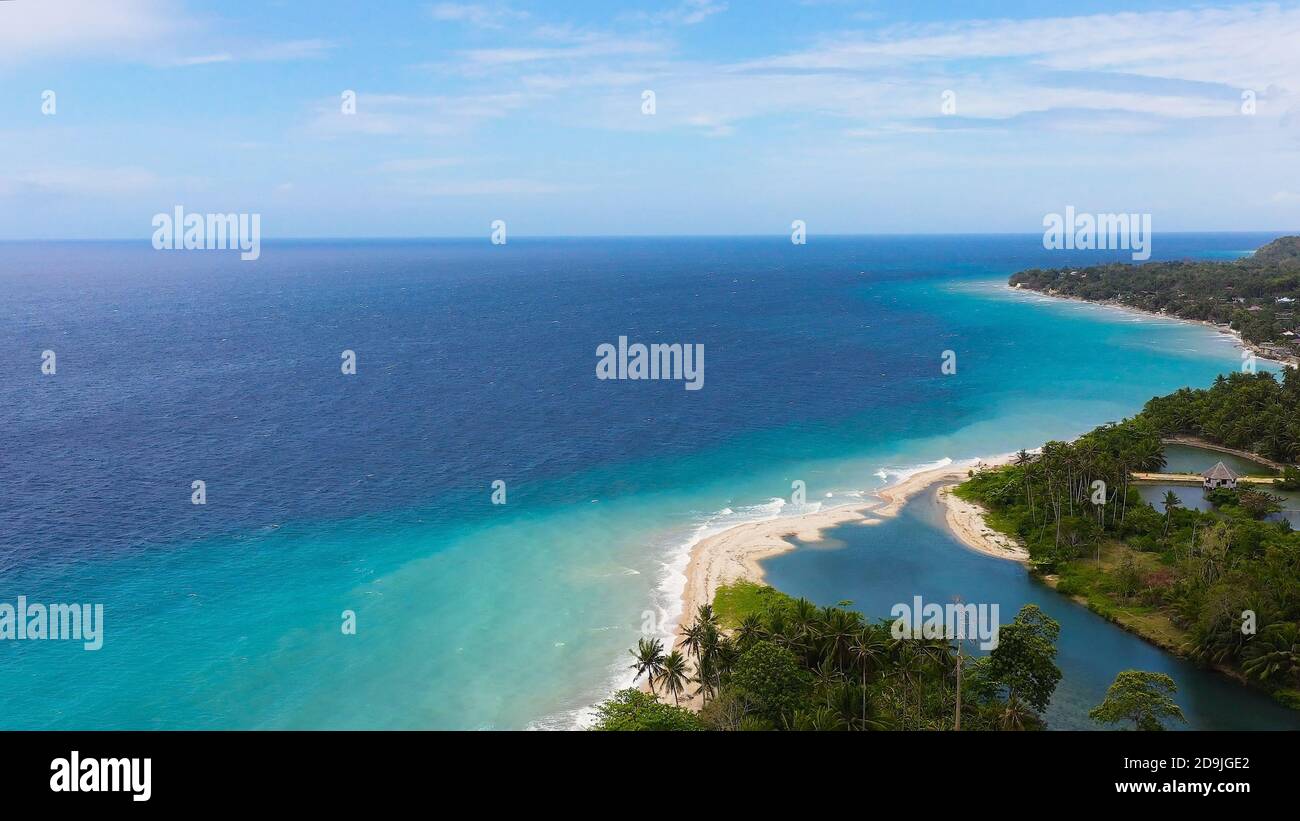 Spiaggia di sabbia, splendida vista panoramica sul mare, con acqua pulita. Bohol, Filippine. Concetto di vacanza estiva e di viaggio. Foto Stock