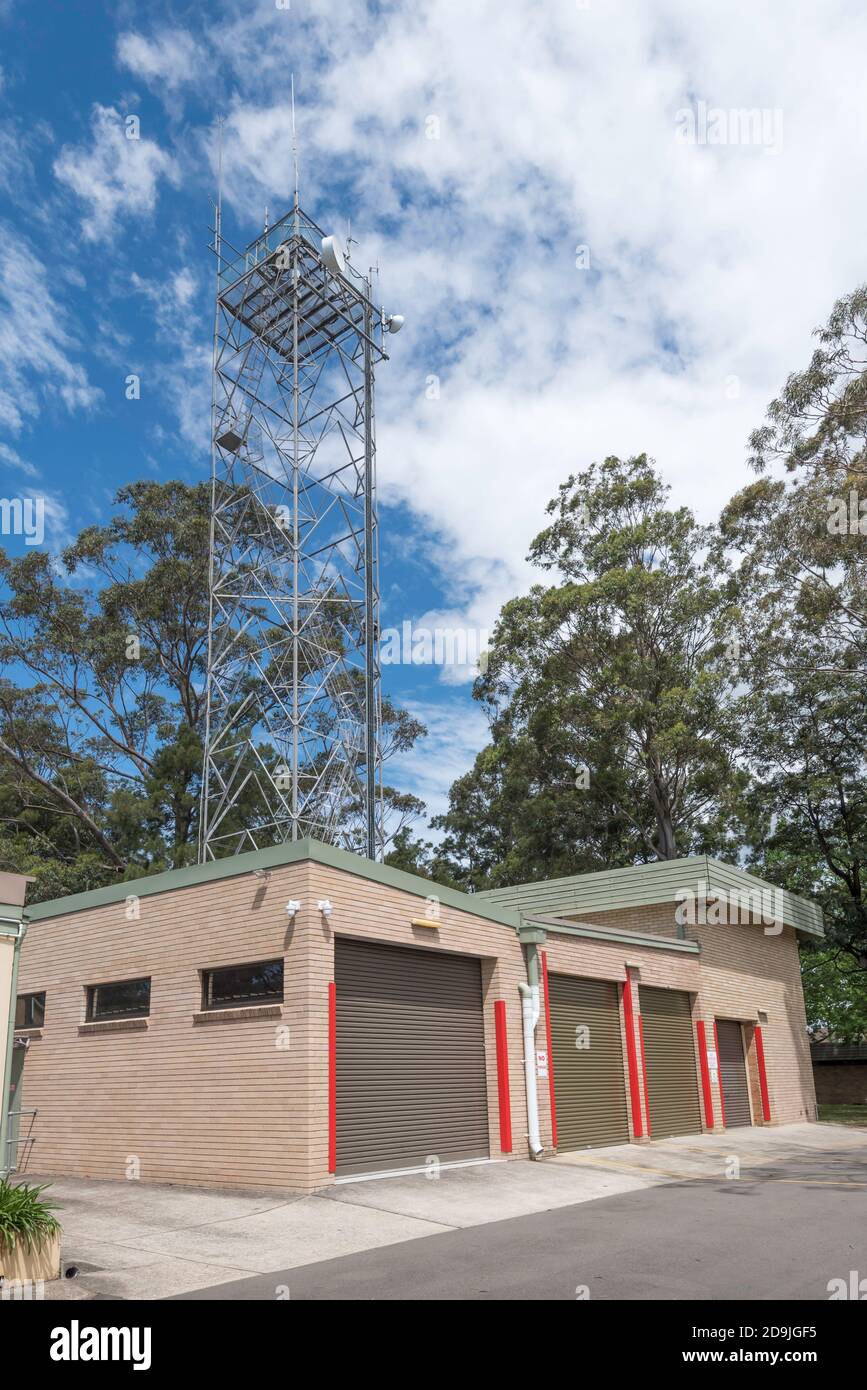 Il ramo del servizio di fuoco rurale di Terrey Hills e la sua torre di osservazione degli incendi nella periferia settentrionale di Sydney, in Australia Foto Stock