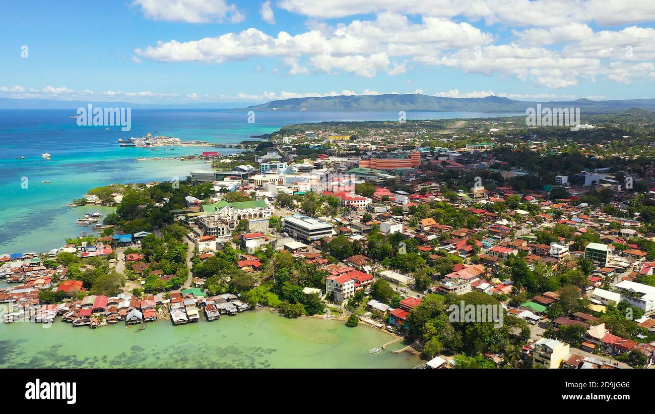 Panorama della città di Tagbilaran sullo sfondo del mare e delle montagne. Vista dall'alto della provincia di Bohol, città di Tagbilaran. Foto Stock