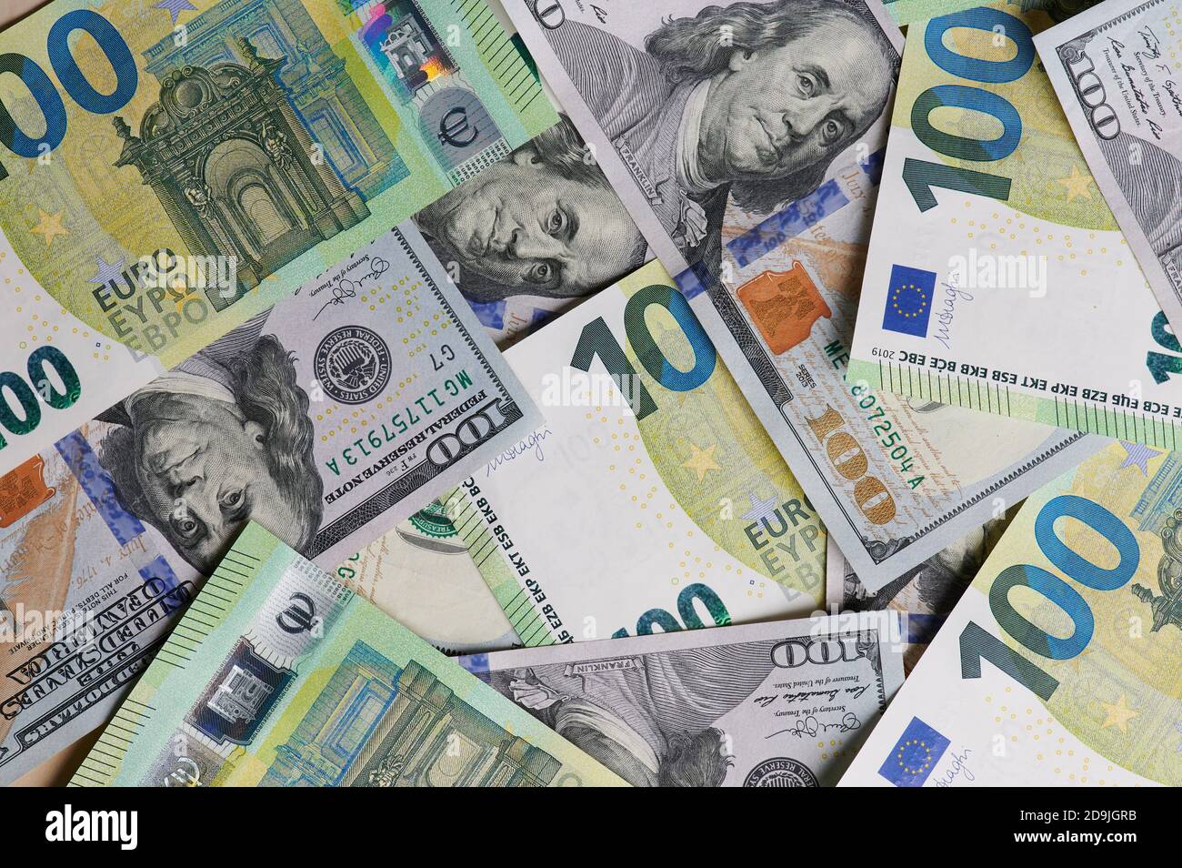 Banconote in dollari e in euro sullo sfondo sopra la vista dall'alto Foto Stock