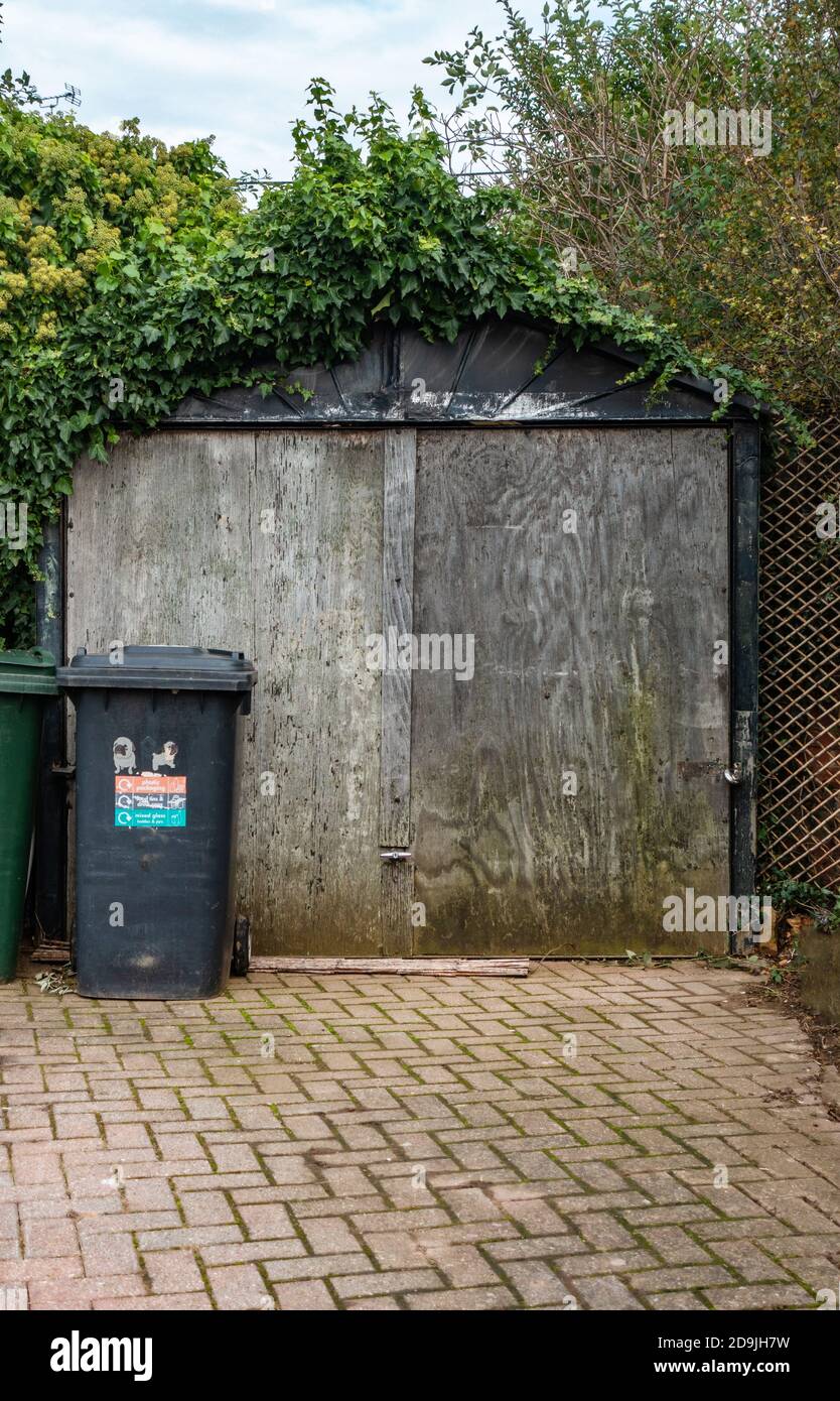 molto vecchio, casa ha fatto il garage dell'automobile ecceduto fuori di una sede in sheffield, Foto Stock